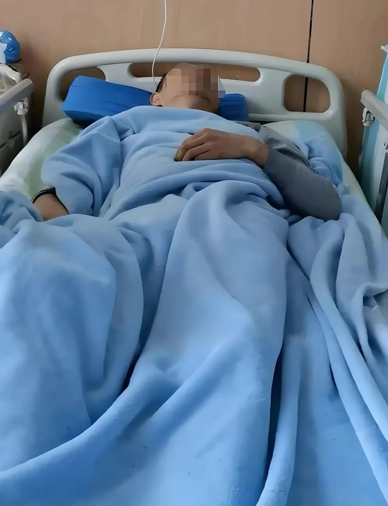 治疗被乱收费老公要账被打住院照片男士休病假躺在120急救车上的图片