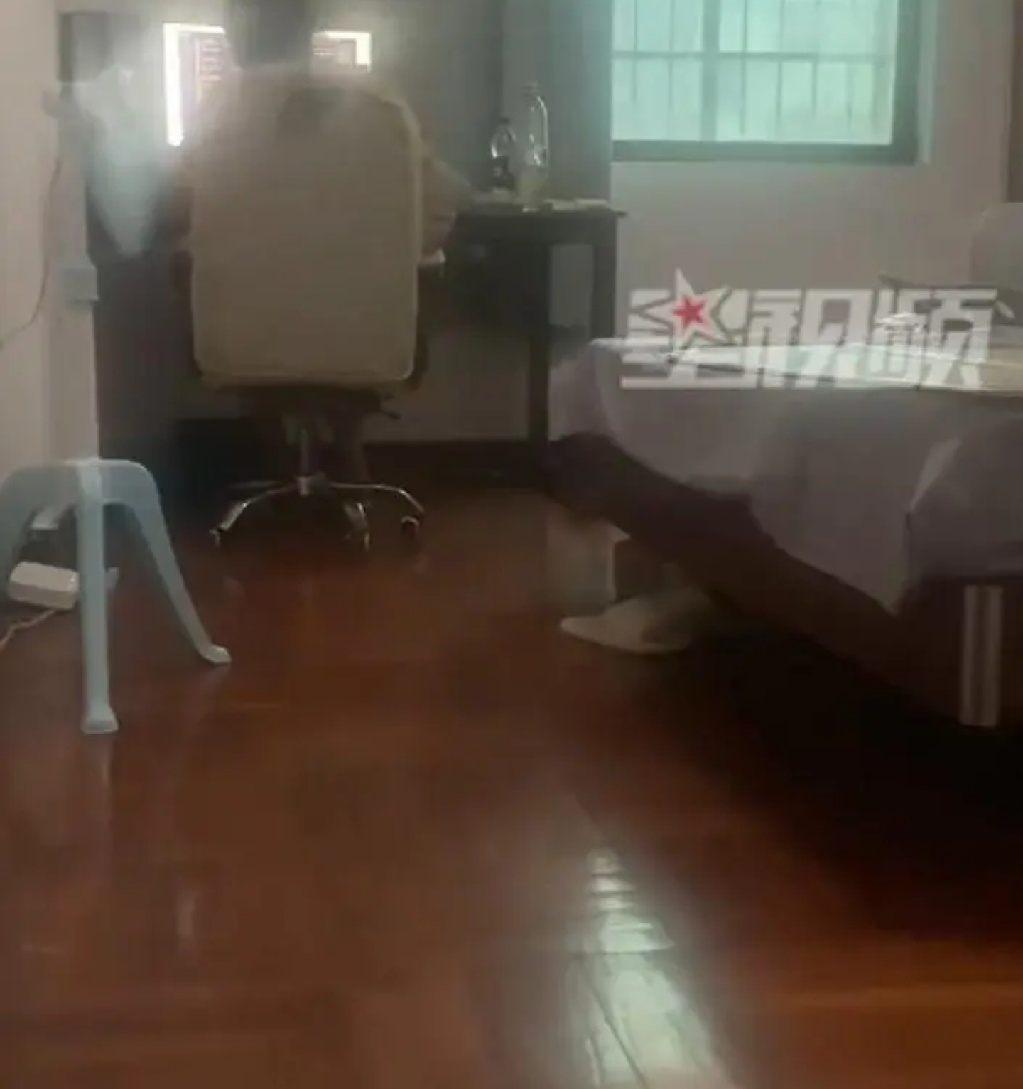 一声雷响过后电脑被烧黑屏了男孩儿吓得蹦跳起身万幸的是人没有被雷