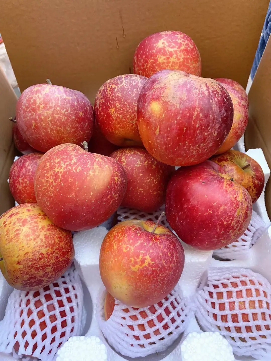 前两天,老公在网上买来一箱苹果,收到货后.