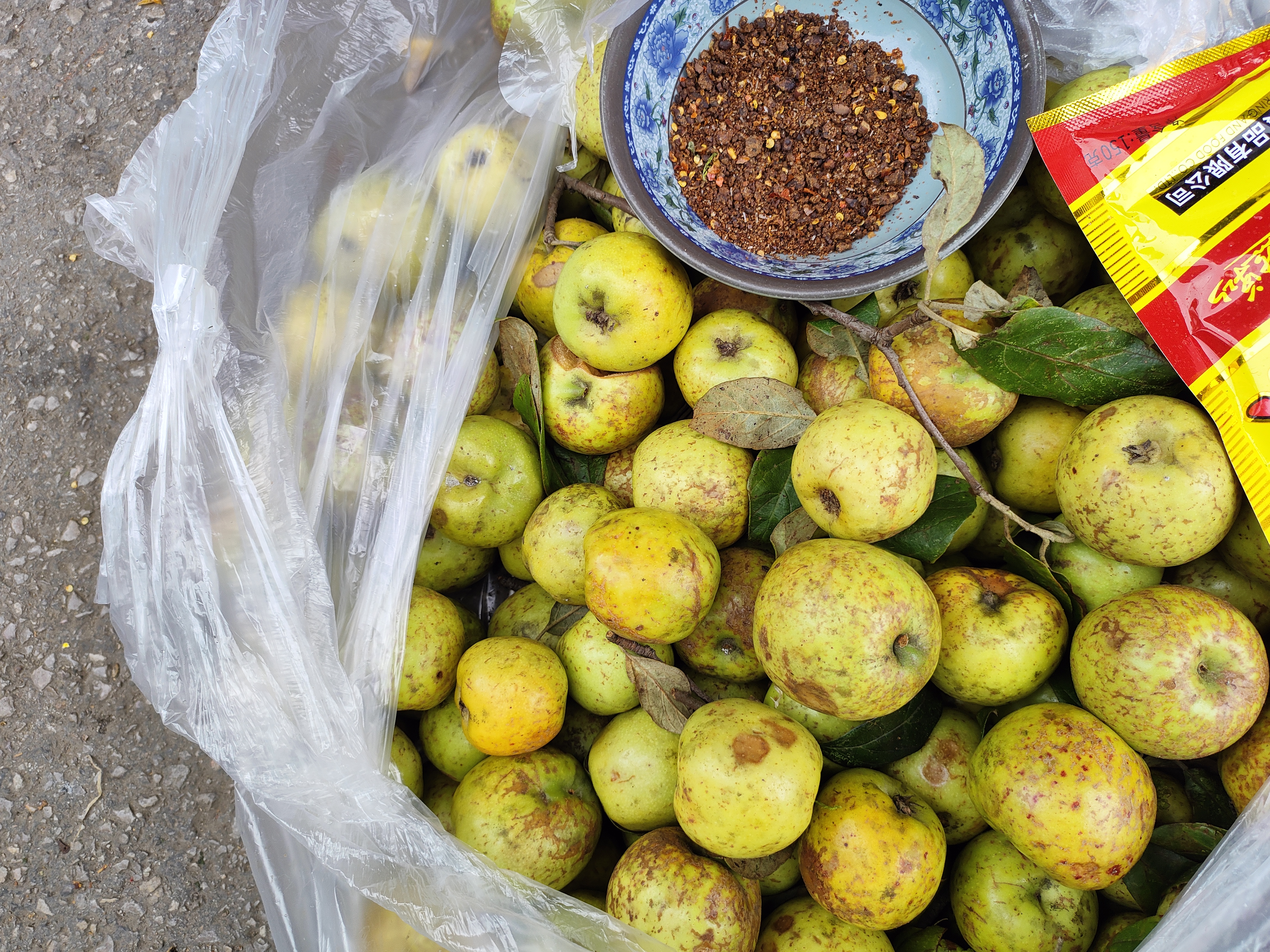 一般沾盐巴,辣椒面吃就不酸了