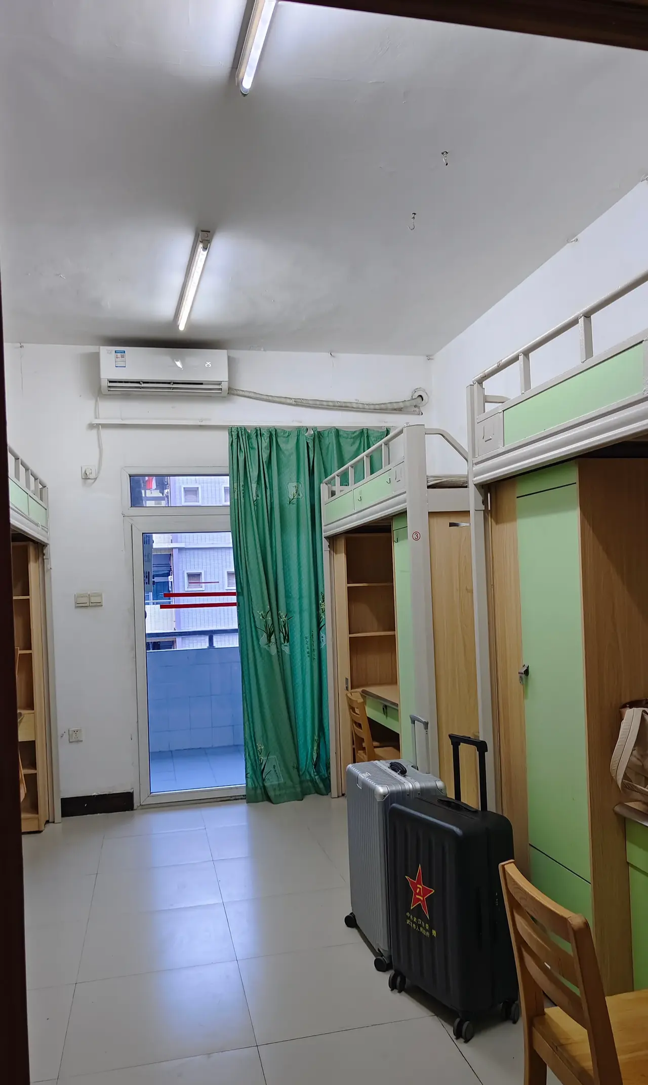 昨天,送儿子开学,第一个到宿舍,儿子竟然趁同学们还没到,做了一件那样