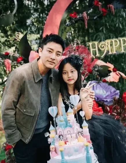 父女俩颜值在线,网友直呼"共用一张脸" 贾乃亮与甜馨的合影,仿佛是