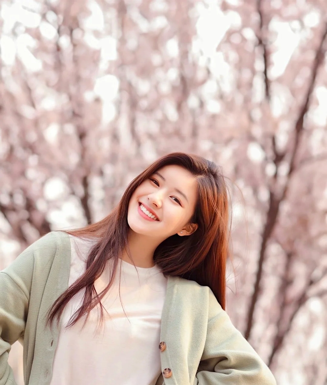 赵露思作为如今的当红流量小花,她的一举一动,一胖一瘦,都是非常的引