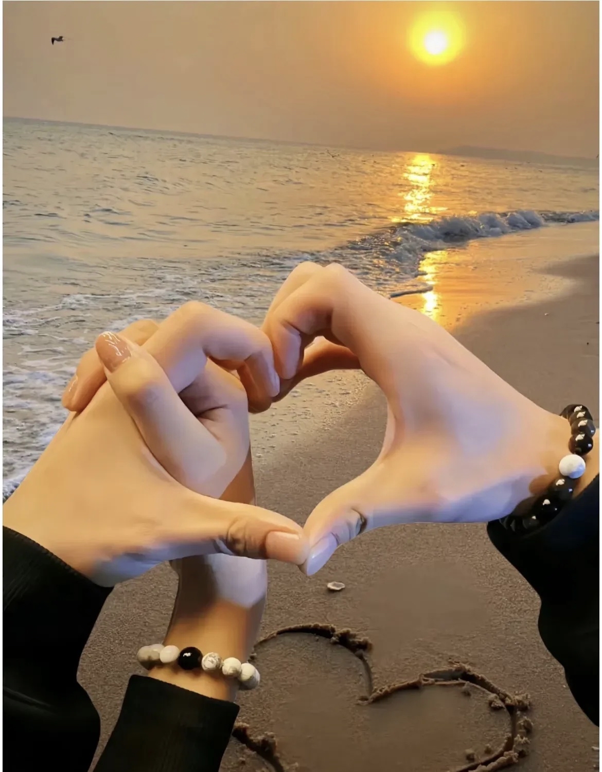 我站在客厅中央,手里紧紧攥着手背影情侣爱心图片男生女生比心背影