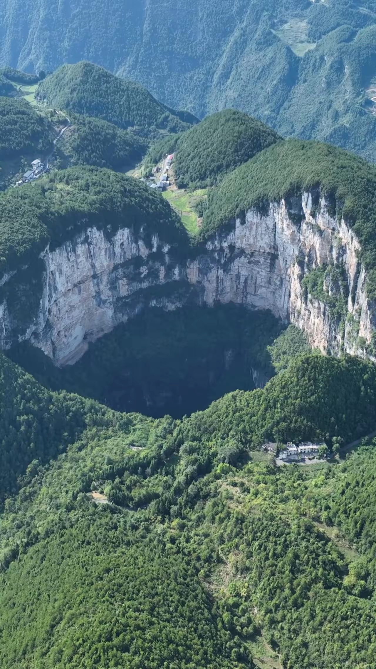 小岩湾天坑图片