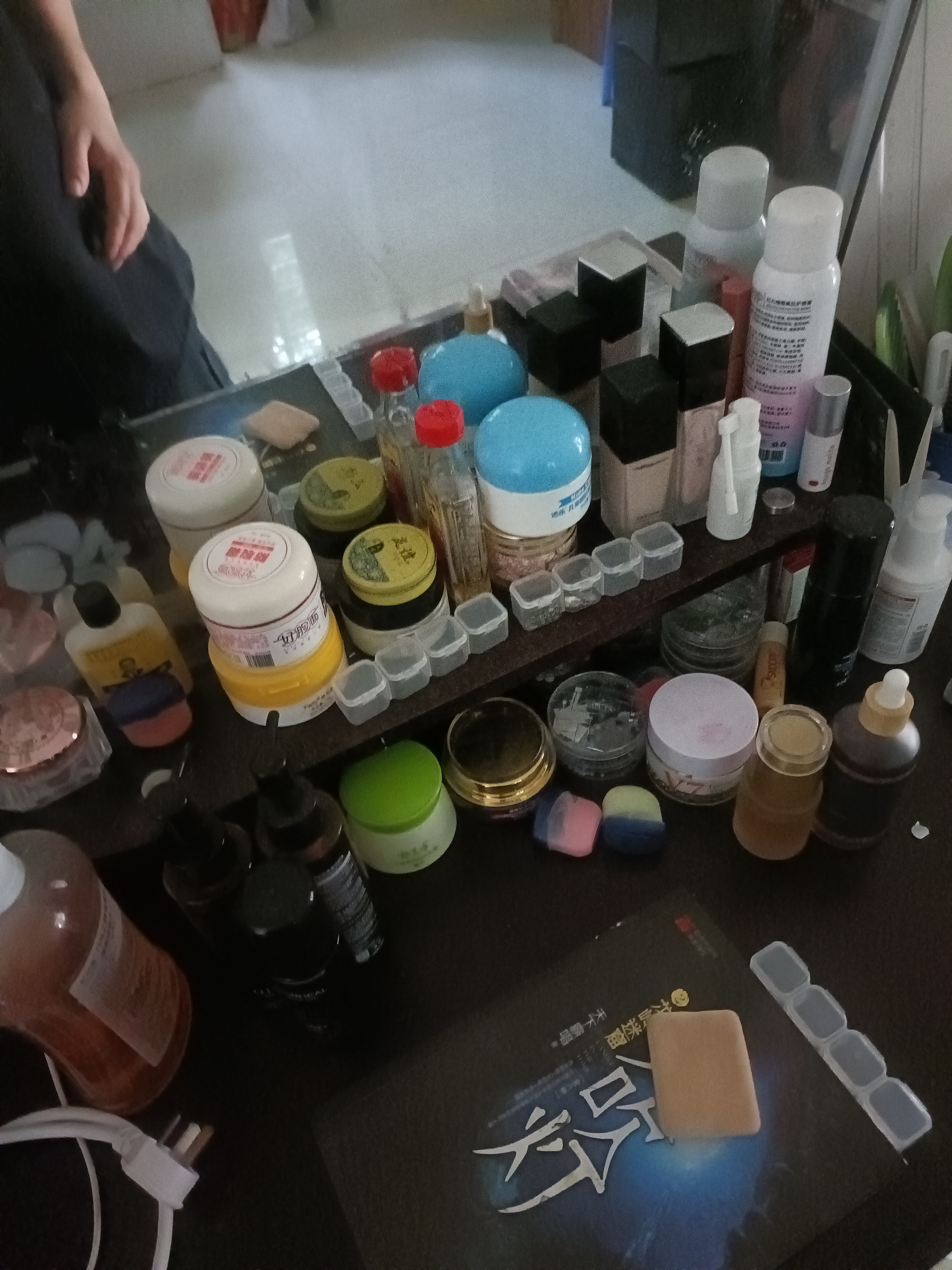 还有各种装饰品的耳环买了一大堆,也不知道她到底花了多少钱.