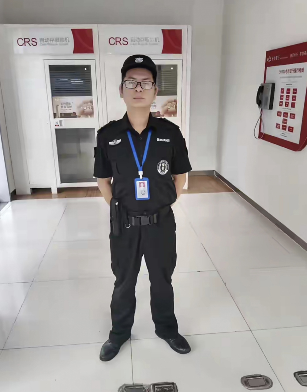 我在银行当保安,每个月休息4天,工资2800元,包吃中餐和晚餐,环境不错