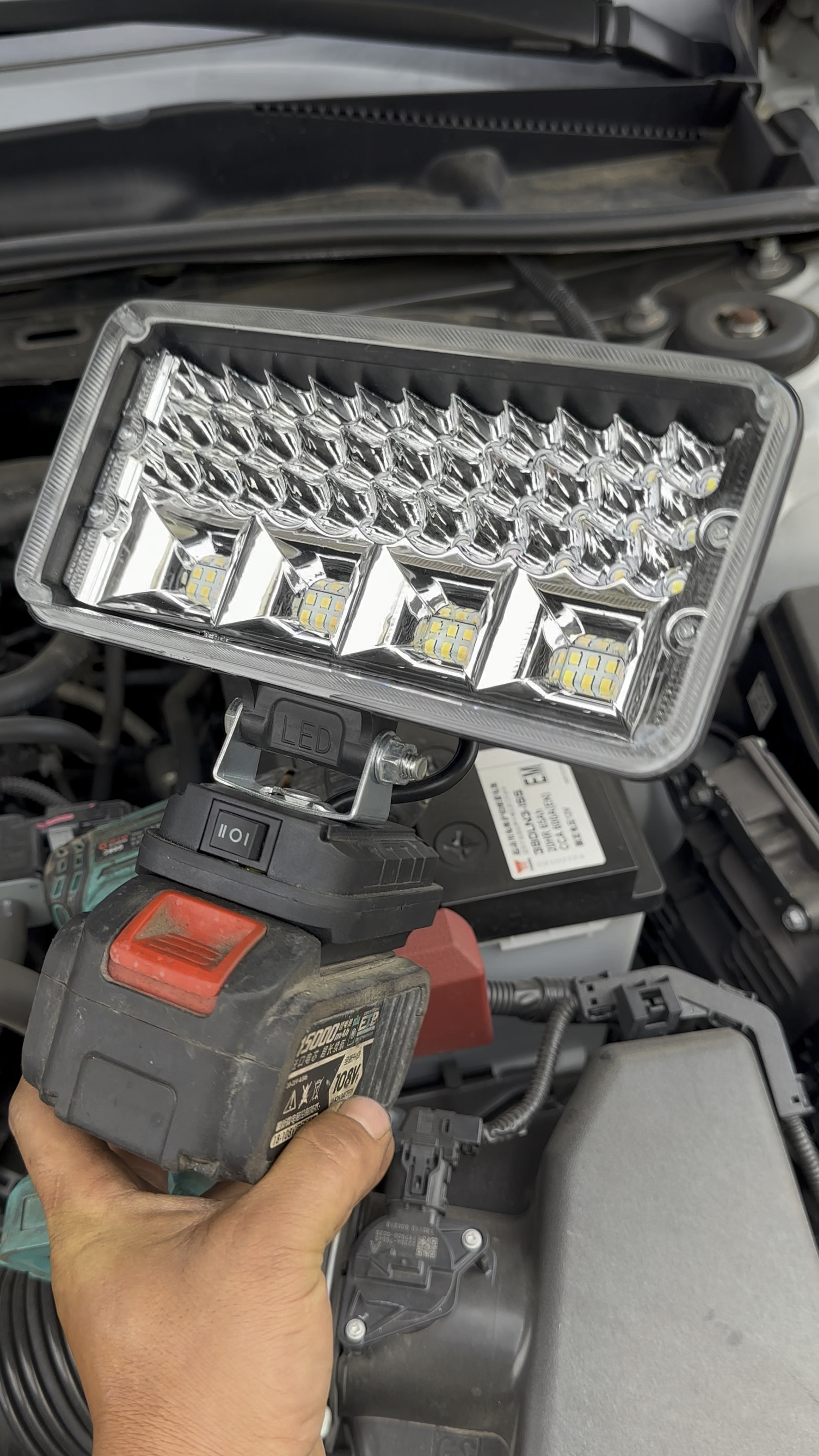 可以插在电动工具锂电池上使用的#锂电池照明灯