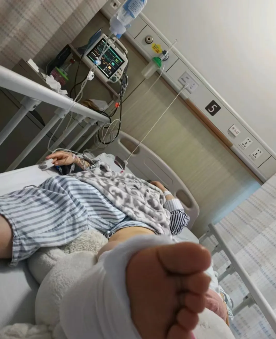 上个星期婆婆去跳舞不小心拐到,摔断了小腿.老公想让我去照顾婆婆