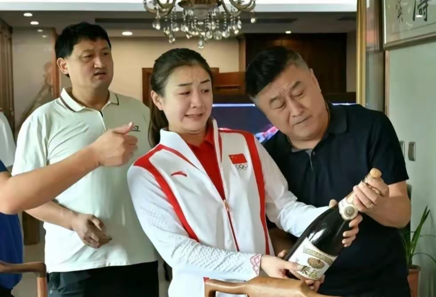 青岛陈梦家的客厅极为宽敞,似乎住在一层,窗外的小树