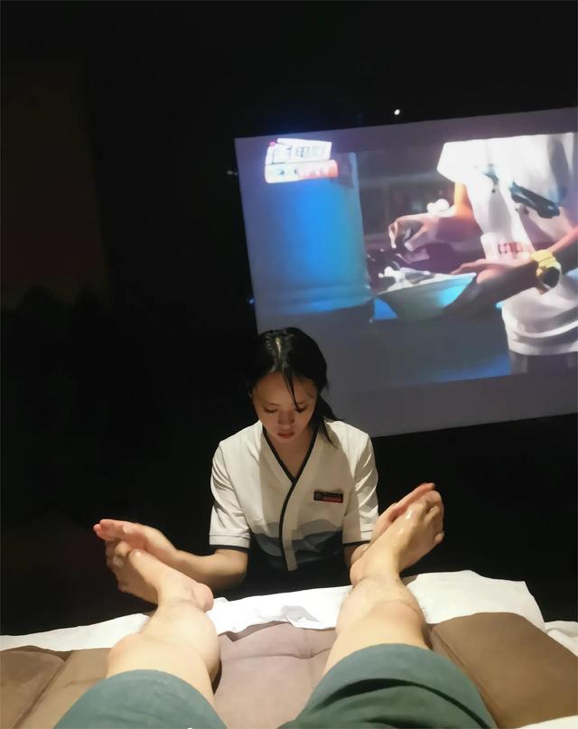 一万多手都没拉一下,这一万多给自己几件好点的衣服,去洗洗脚按按摩