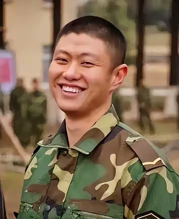 赵荀,凭借我是特种兵中扮演李二牛走红,现如今转型改拍偶像剧!