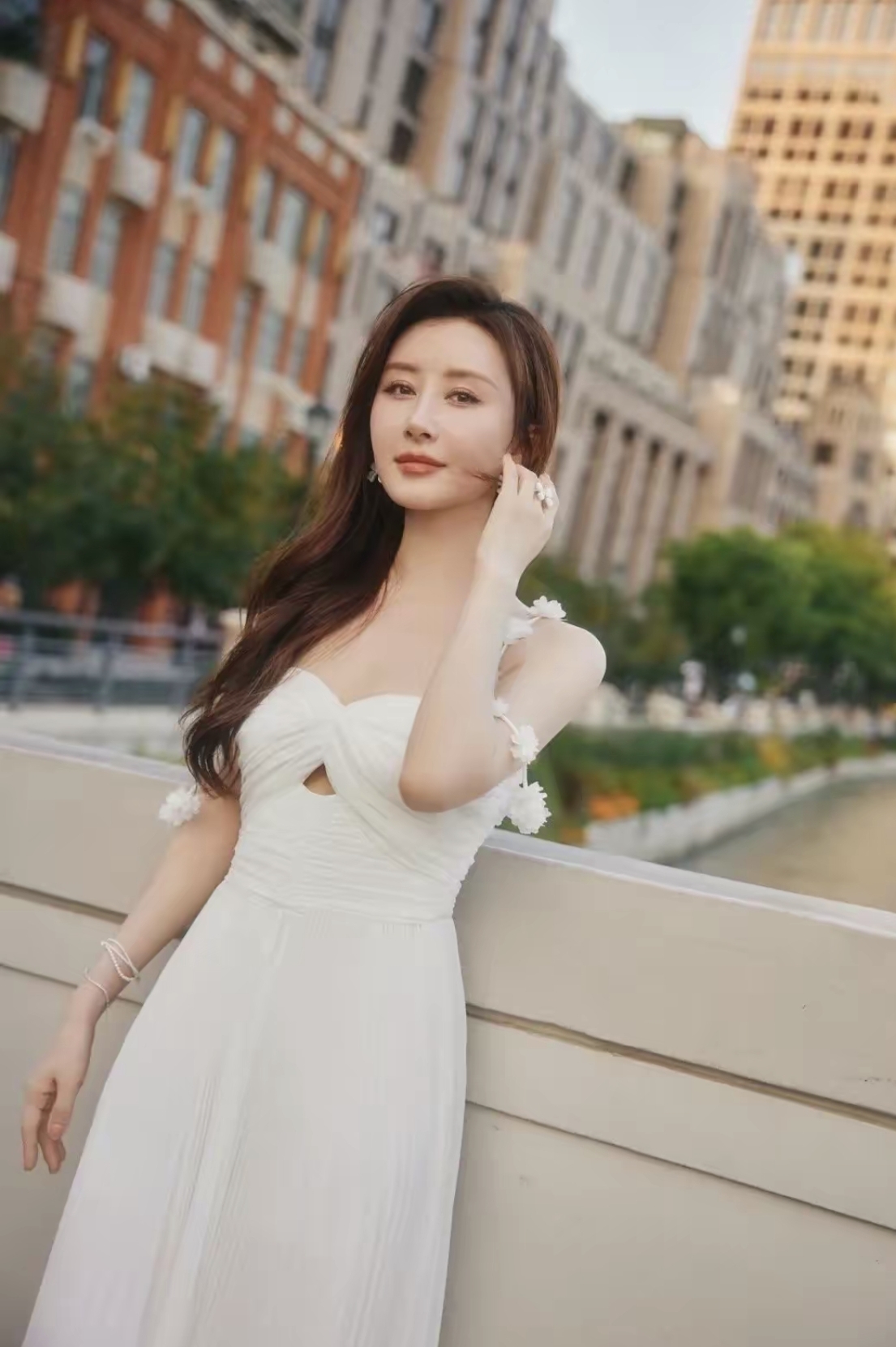 舒畅的一组活动美照,一袭白色抹胸吊带长裙,甜美又优雅,仙气飘飘!