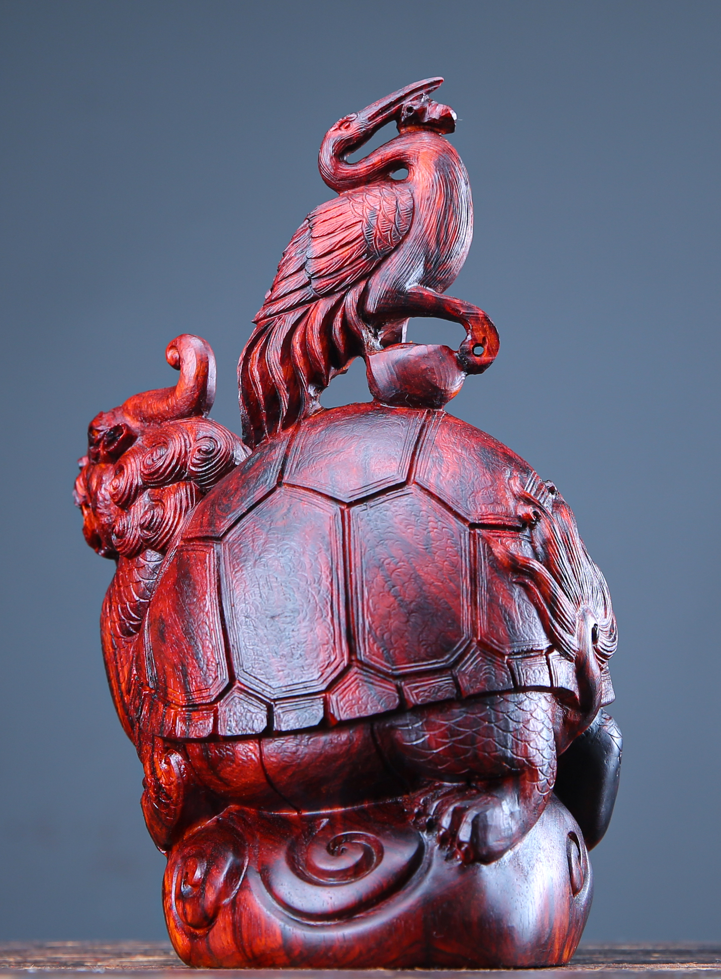 龟龄鹤寿 小叶紫檀,名木之瑰宝,色泽温润,质地坚实