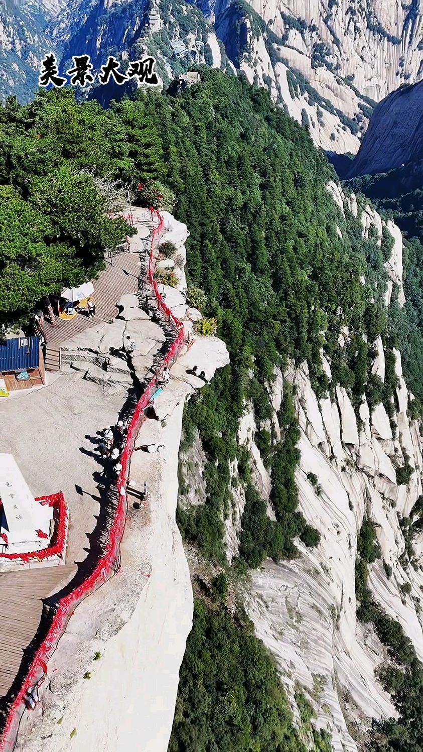 华山鹰嘴崖,系绳拍美照,杨公塔旁,险峰美景笑纳