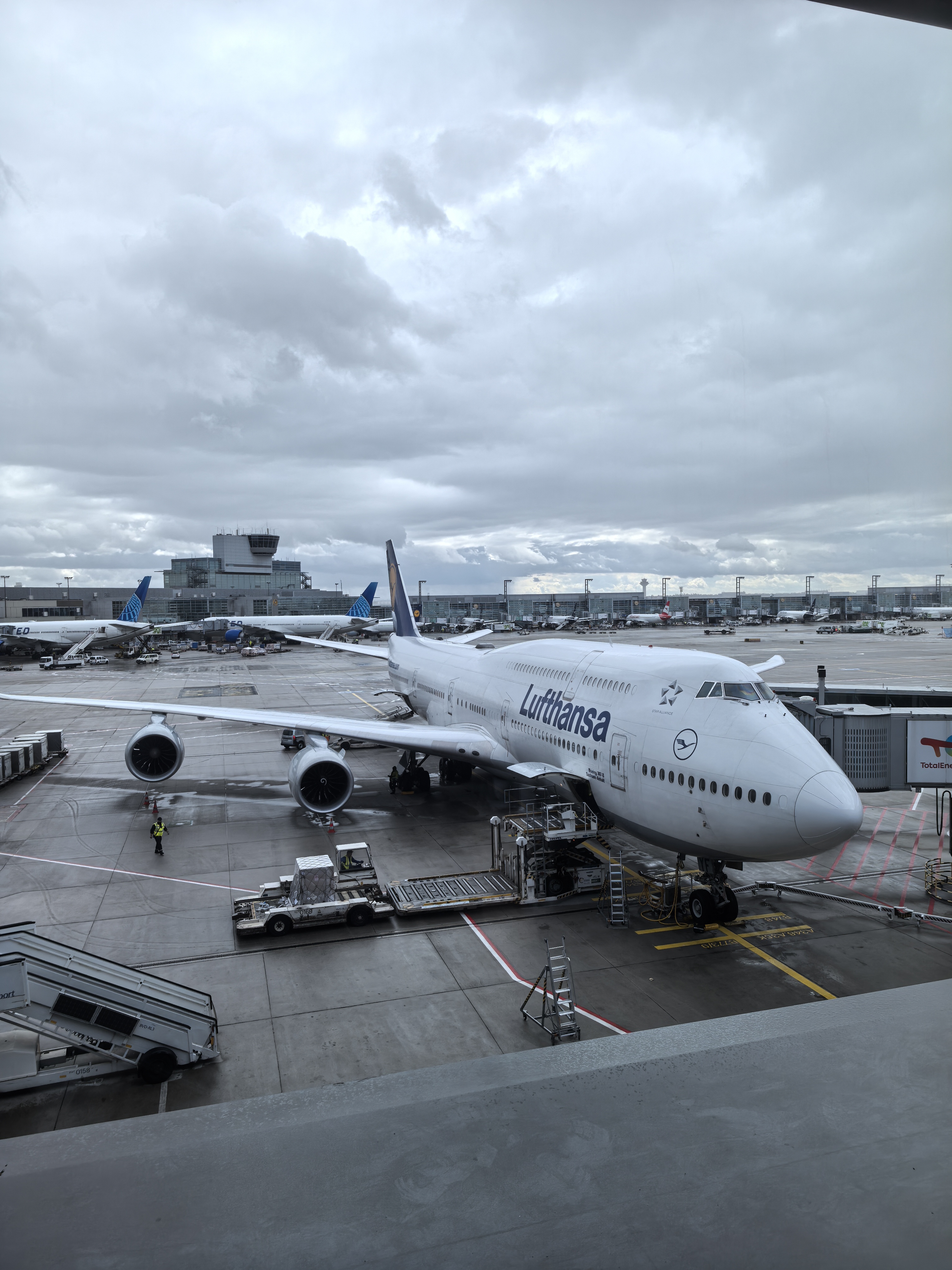 柏林启程回广陵, 彩云伴驾向东行, 满载情怀赋创新