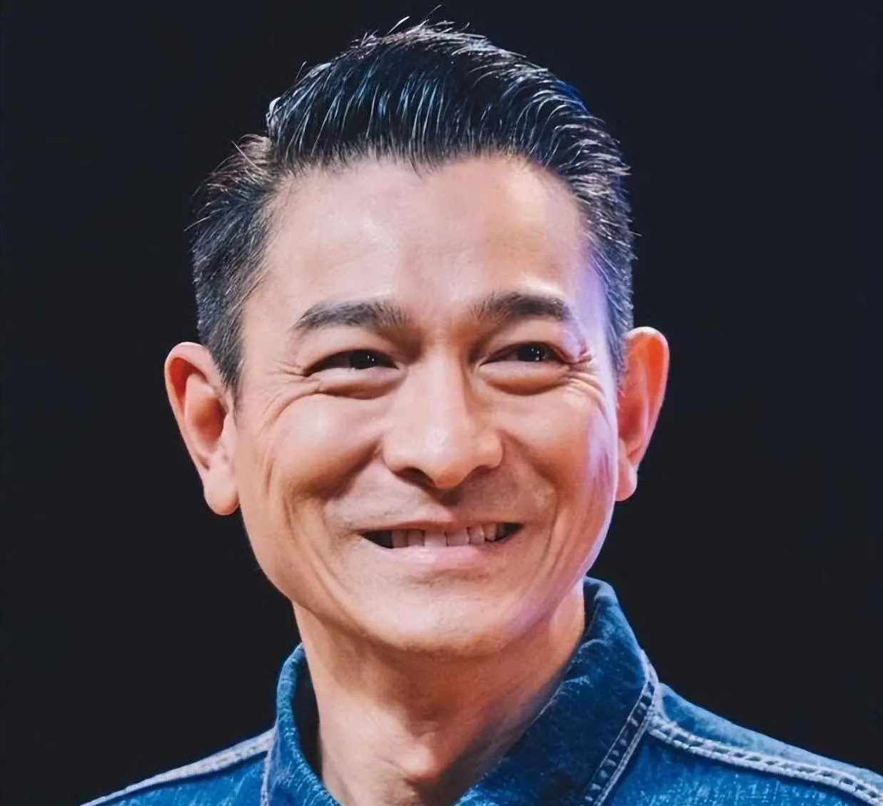 刘德华演唱会意外踩空摔倒:敬业与安全的双重考验