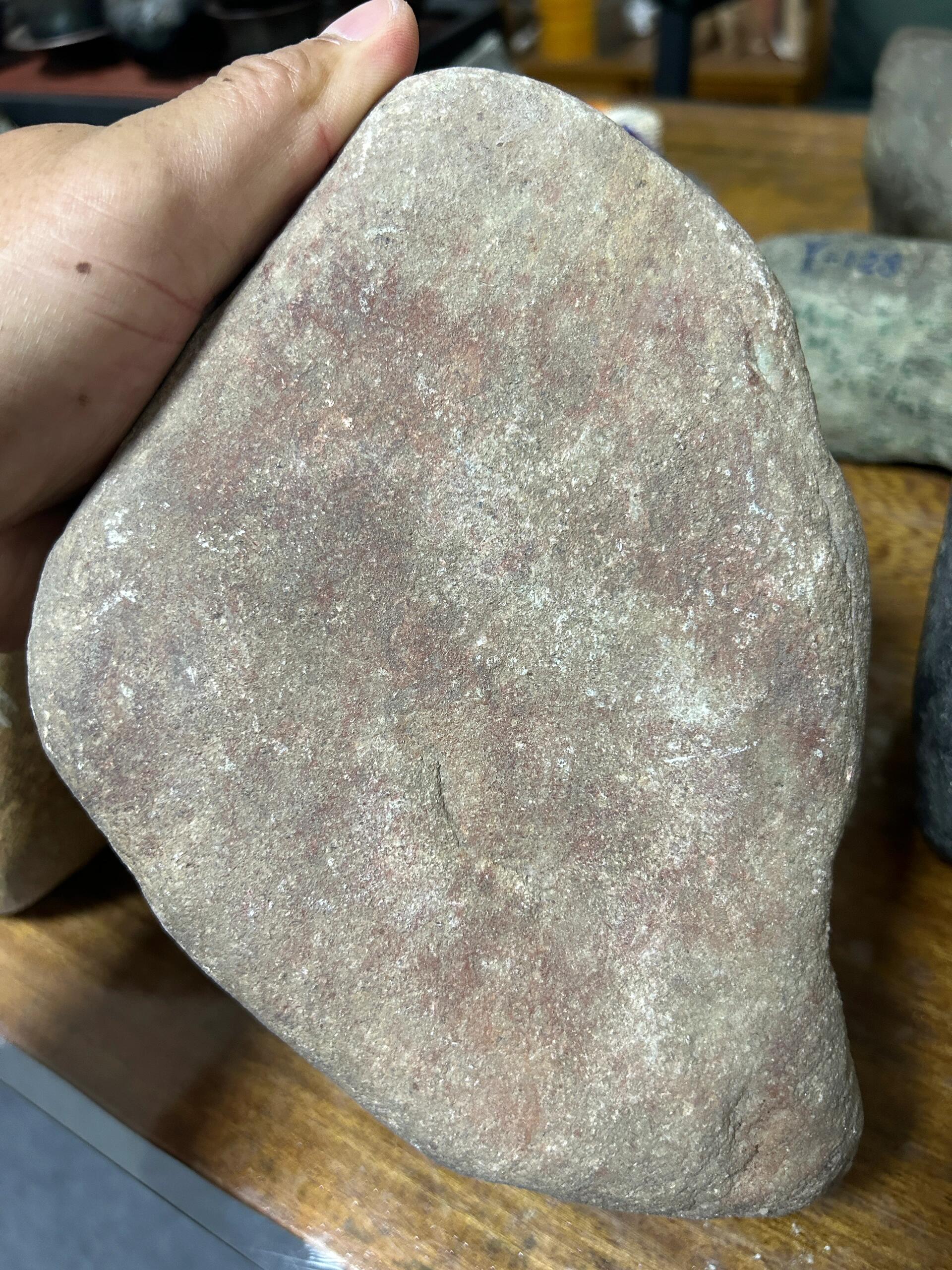 光感清澈通透,当光线轻轻洒落在原石之上,那澄澈的通透感仿佛能穿透