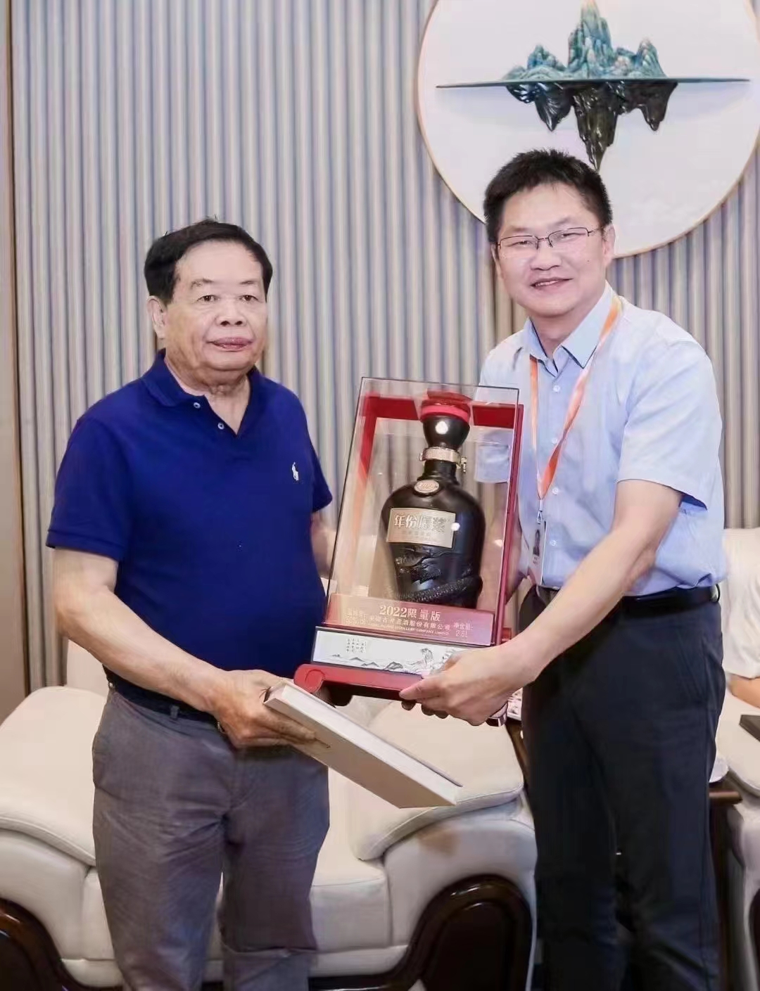 曹德旺收礼了怎么也不见笑一笑? 古井贡酒送了这么一大坛酒