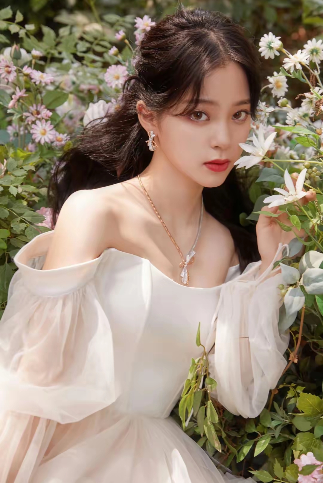 在闪耀的舞台上,欧阳娜娜以一袭白色露肩抹胸礼服亮相,清新脱俗,如同