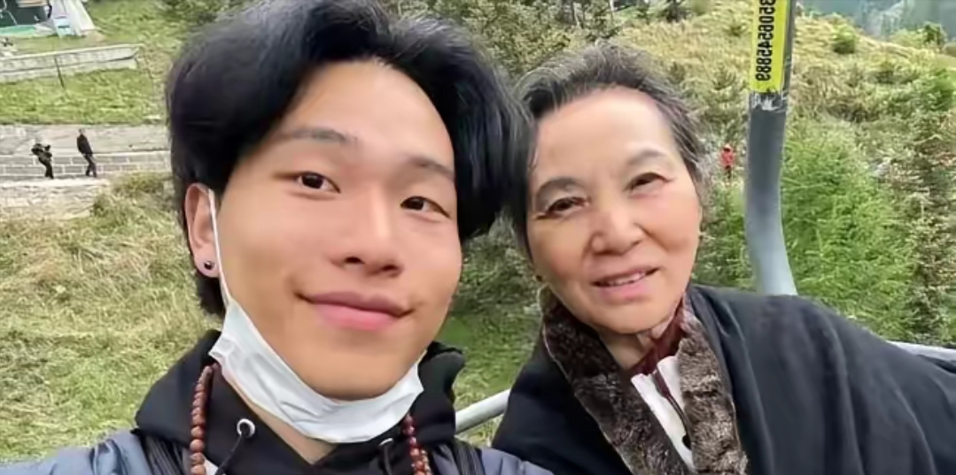 陈坤的儿子已成年,容貌开始显现母亲的基因,像谁可以认得出吗?