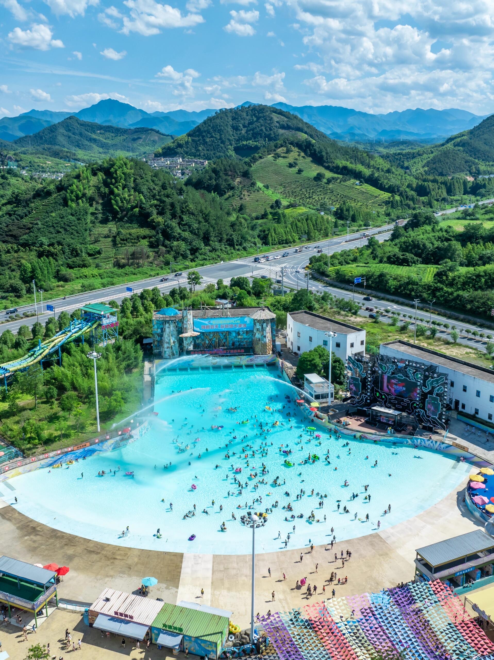 这次和朋友来安吉玩 竟然发现有一座藏在山里的水梢按 谷水上乐园