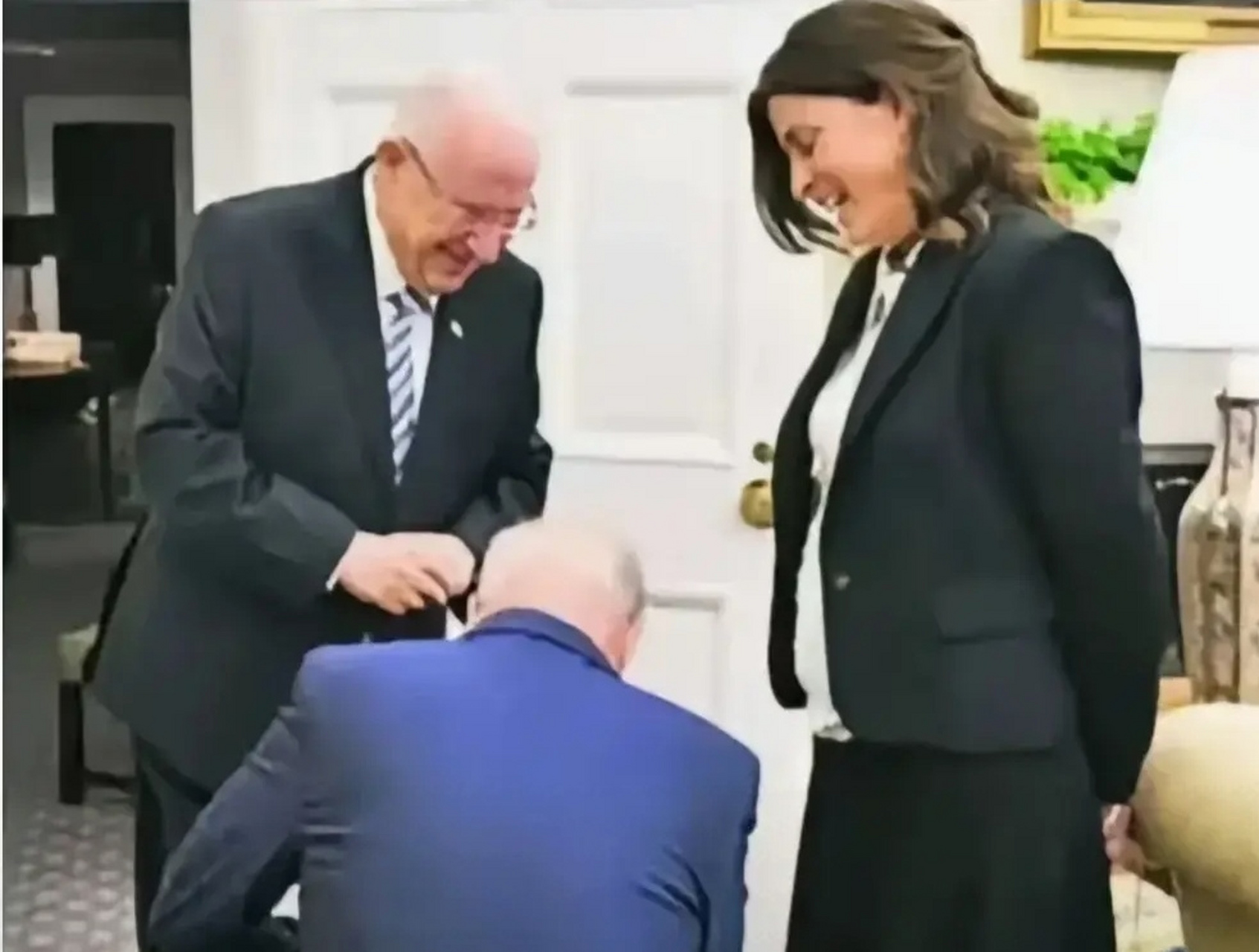 美国总统拜登向以色列总统下跪!美国国民彻底怒了!