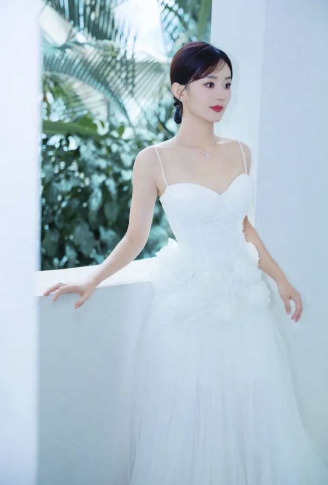 赵丽颖身穿白色吊带长裙,举手投足都是满满优雅迷人范,美得惊人.