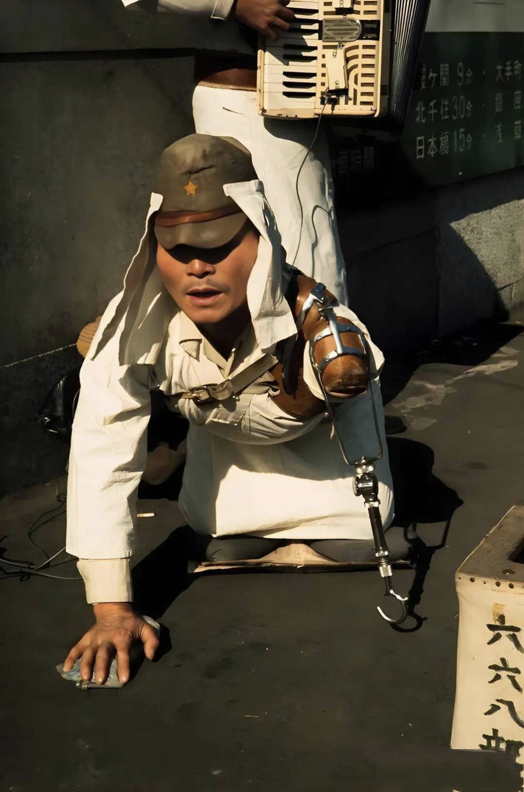 看照片上这个按了假肢的日寇,跪着乞讨是不是感觉挺可怜呢?