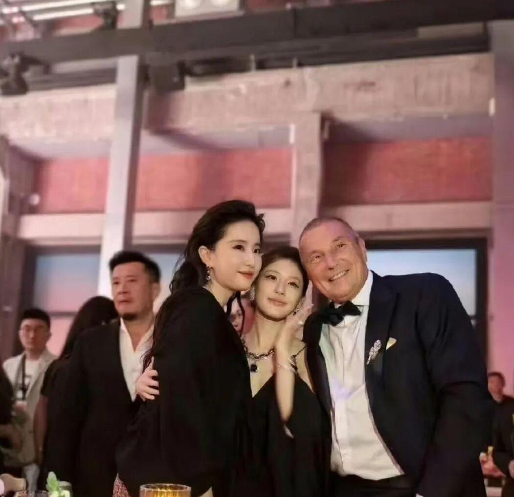 刘亦菲赵露思同框,一个宛如红玫瑰,一个好似黑天鹅,你更喜欢谁