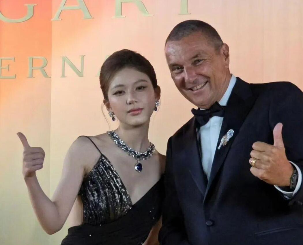 刘亦菲赵露思同框,一个宛如红玫瑰,一个好似黑天鹅,你更喜欢谁