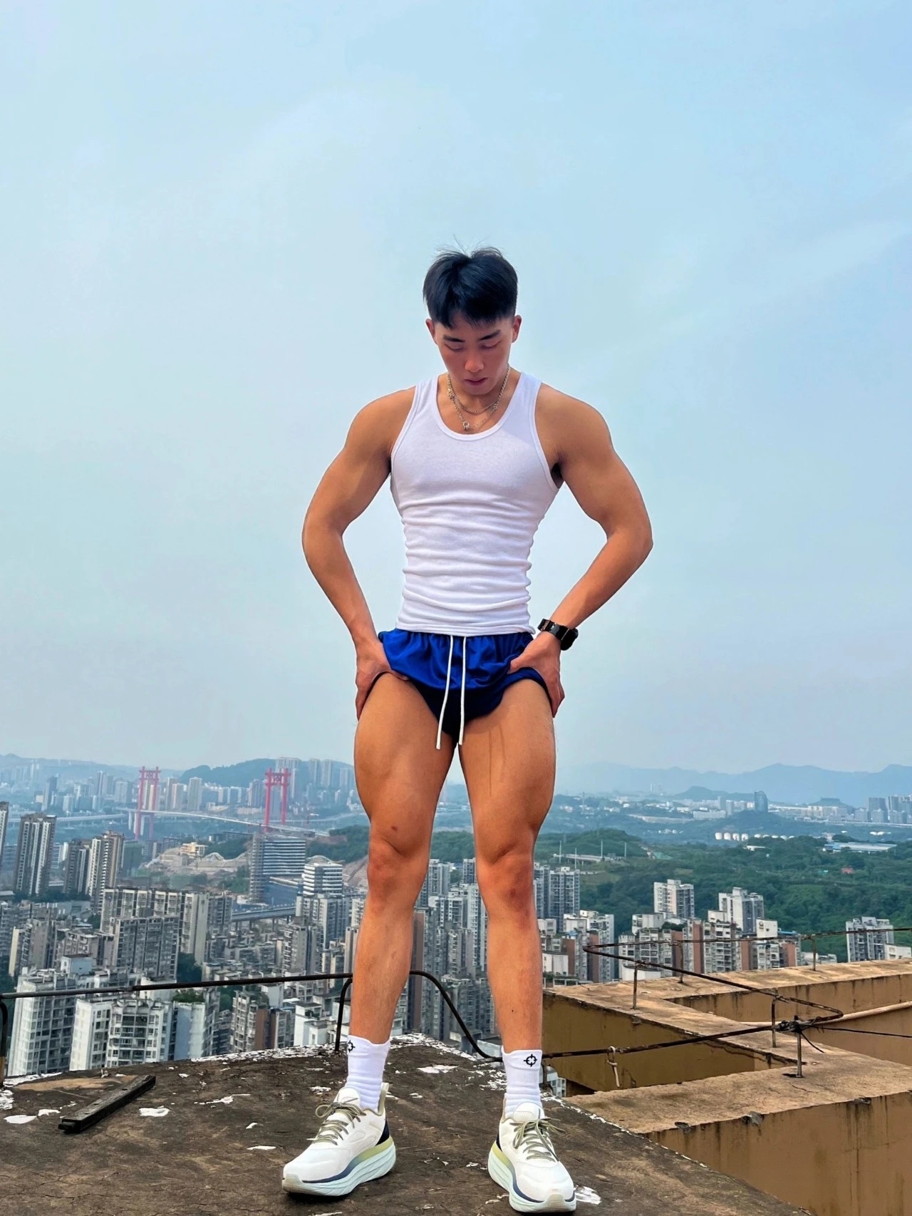 风采大赏:黑皮紧身骑行服下的宽肩窄腰翘臀,力与美的极致演绎!