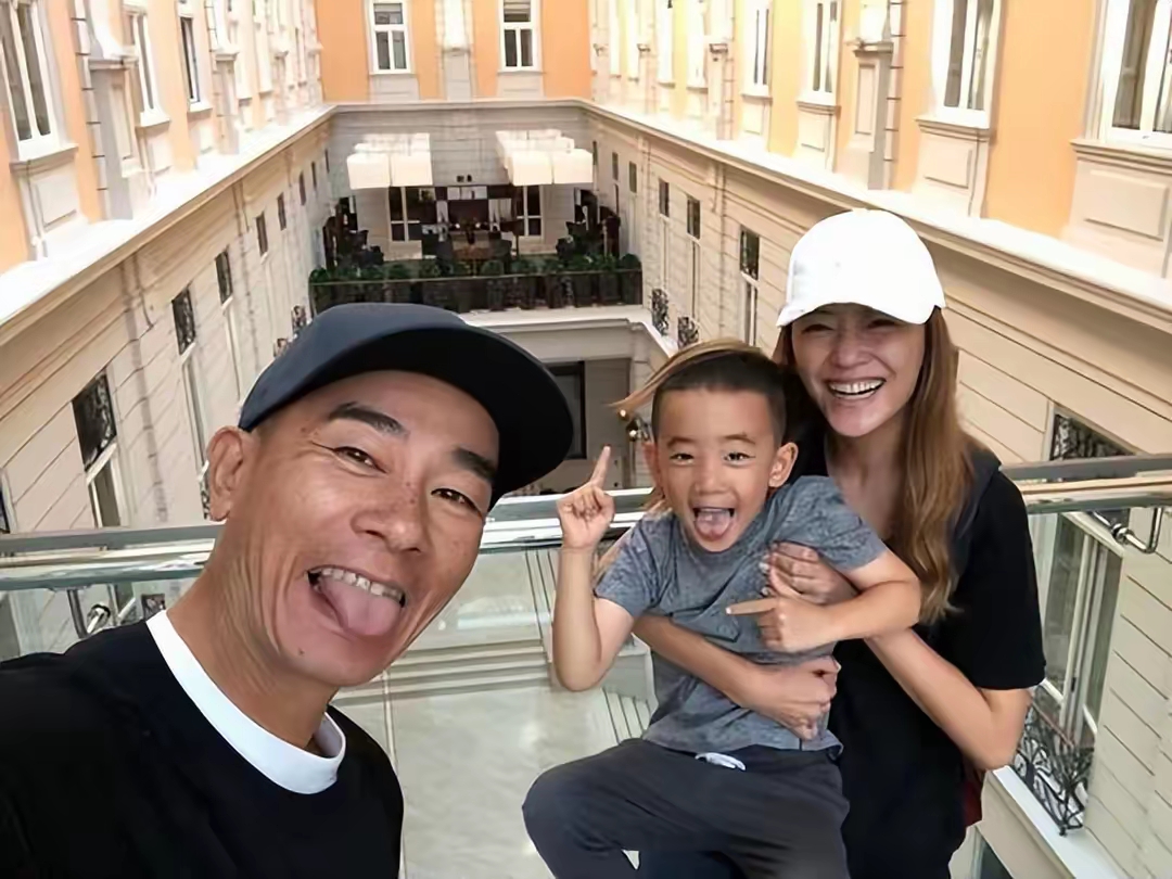 陈小春近照曝光,本人皱纹明显好似小老头,57岁和老婆差距大