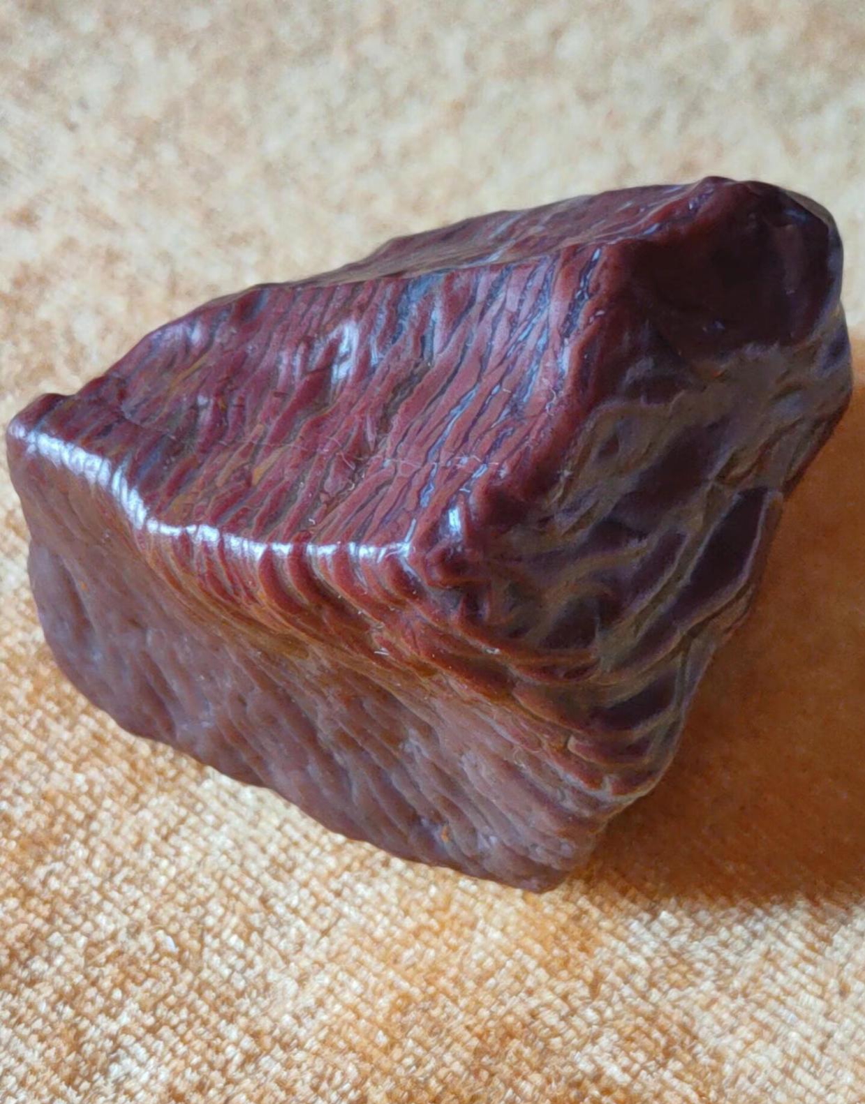 山上捡回来的时候,洗干净了就像是一块牛肉,纹路清晰,有没有懂石头的