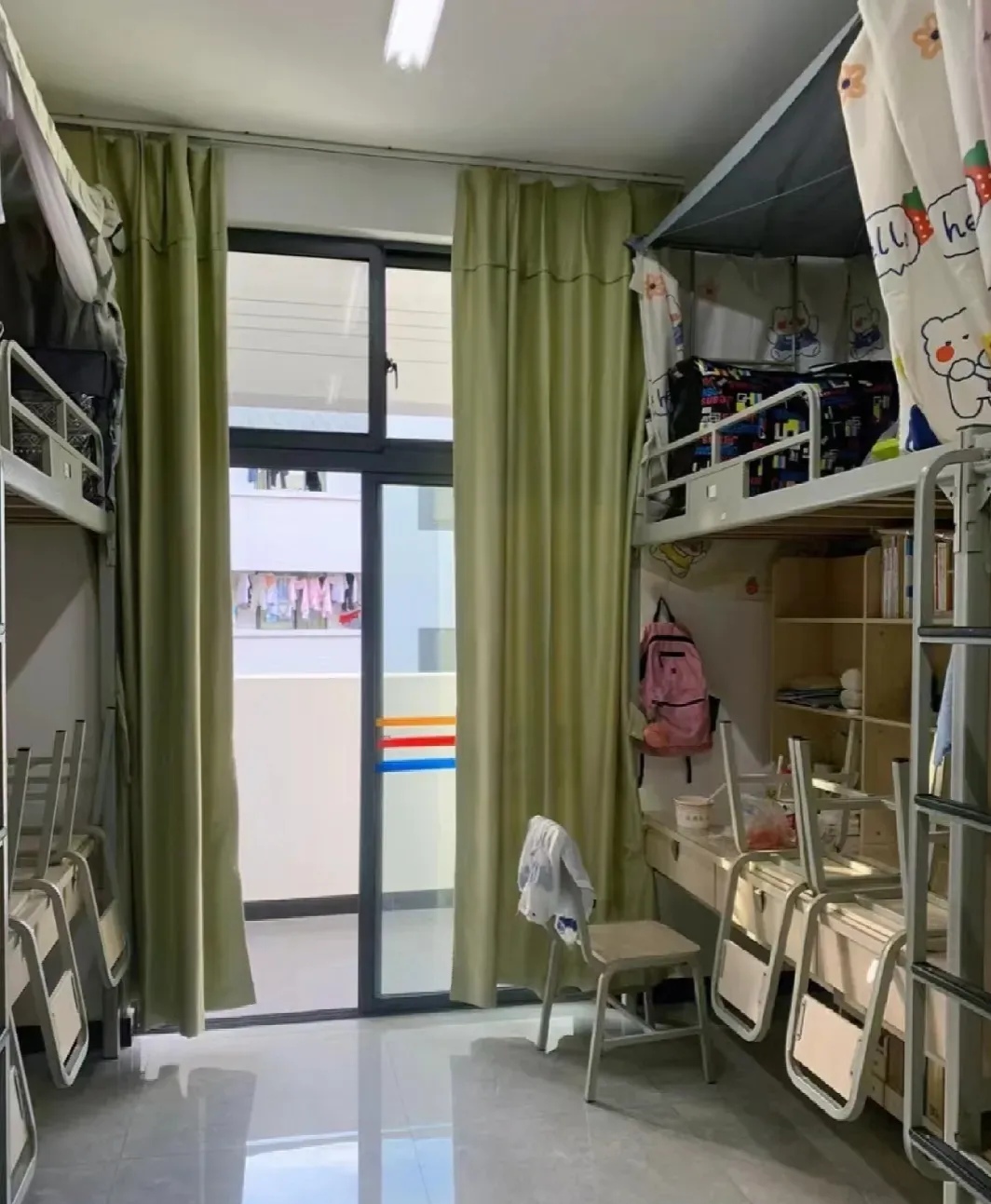 福建一男子送宝贝女儿去大学报到,刚刚把行李搬进宿舍,就被眼前的一幕