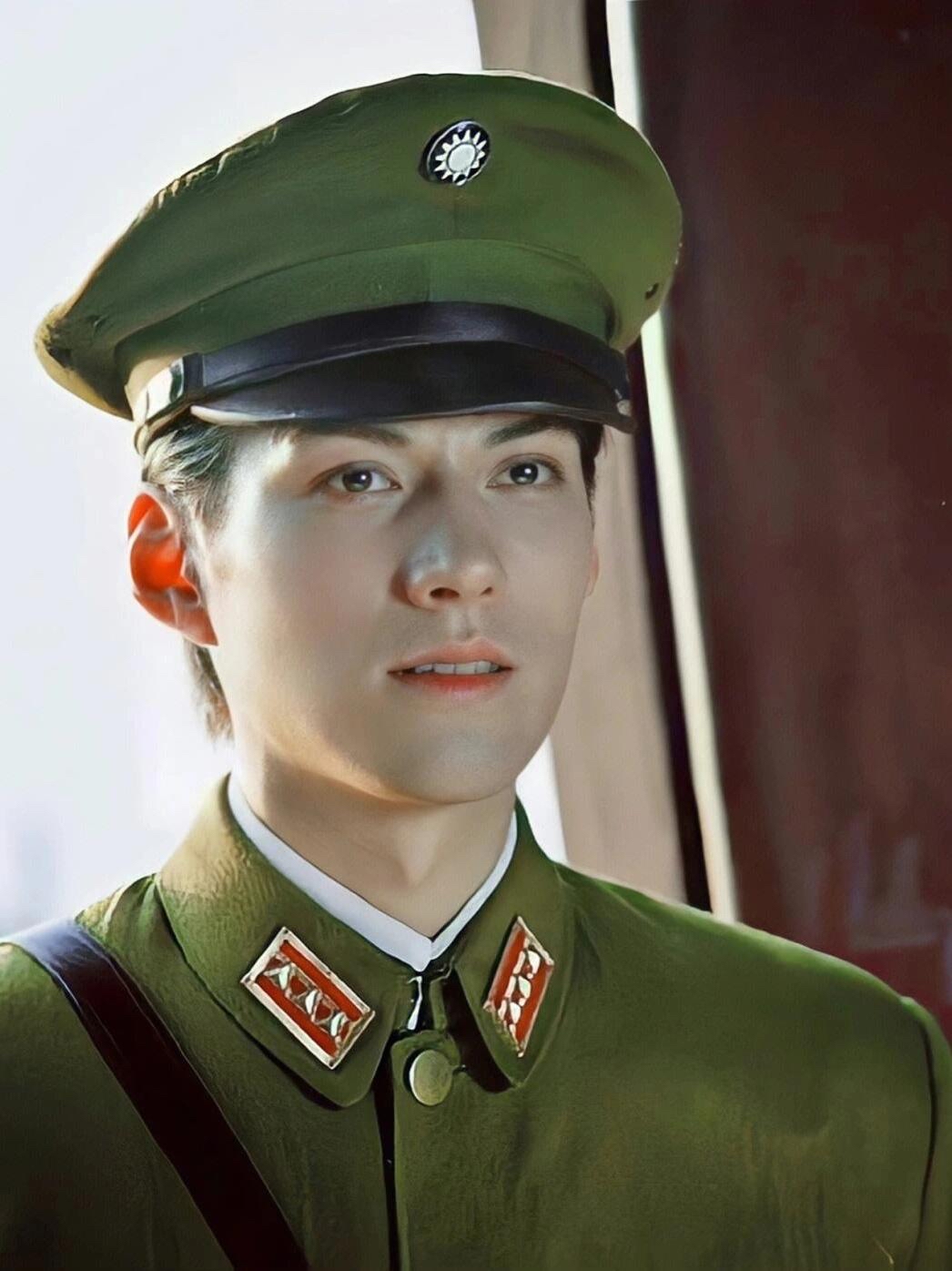 严屹宽的军装的造型真的好帅啊,不愧是古装美男代表人物,传闻中的天涯
