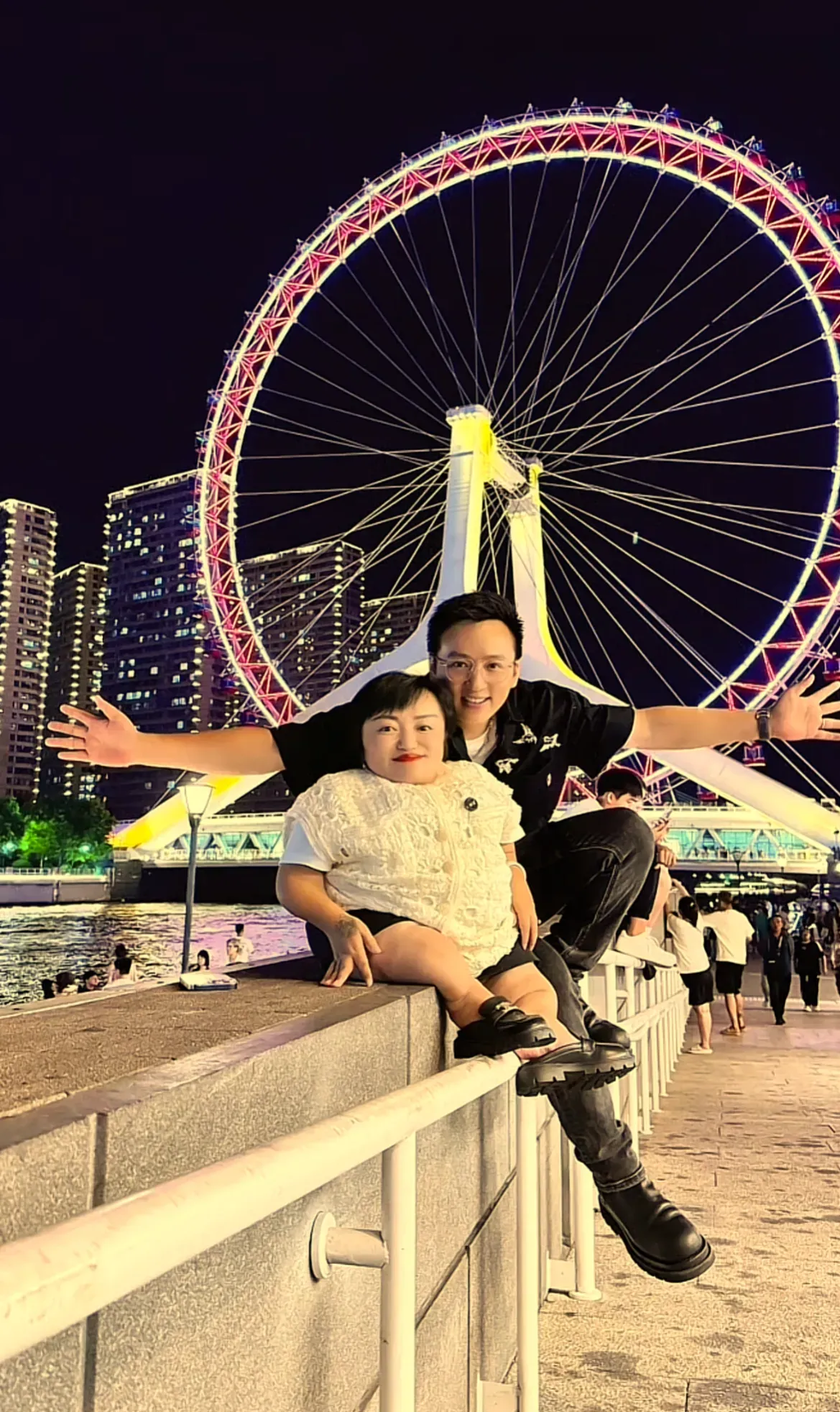 大双在天津摩天轮下,抱着喜梅并亲吻喜梅的脖子和额头,此刻喜梅是