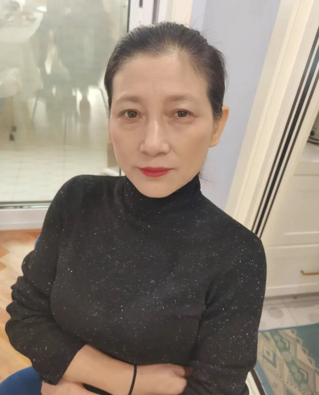 昨天下午,我在车间里正忙着有事,老板娘突然站在我面前,用异样的眼光