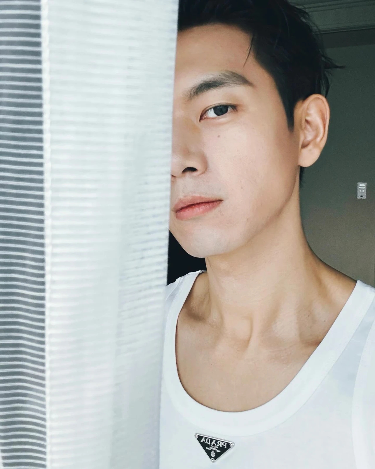 李现ins公开!那抹治愈微笑,灵气眼神暖化我心,根本停不下来!