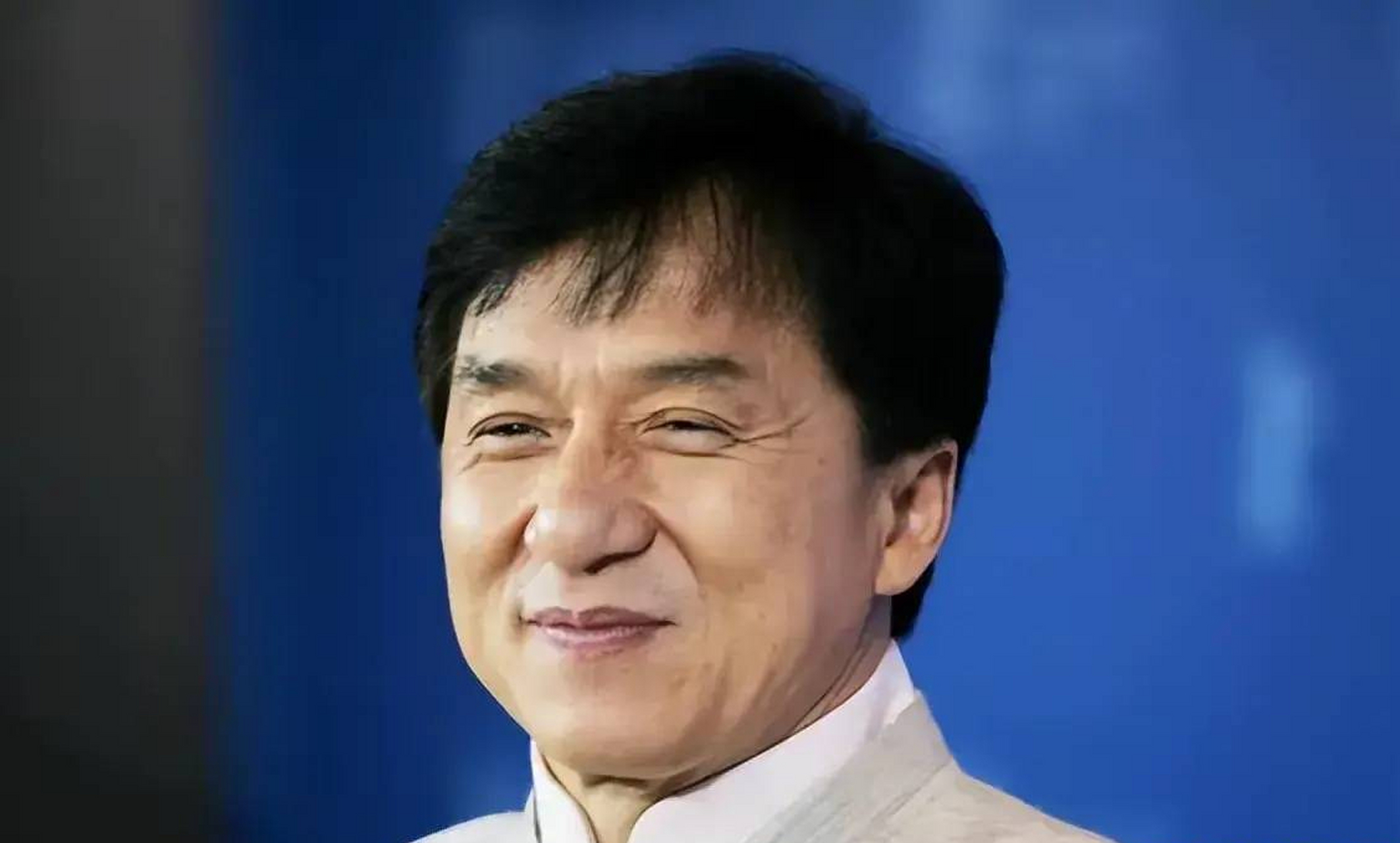 首先辞退了跟了成龙 30 年的卢惠光,给了他 10 万块钱,卢惠光找到成龙