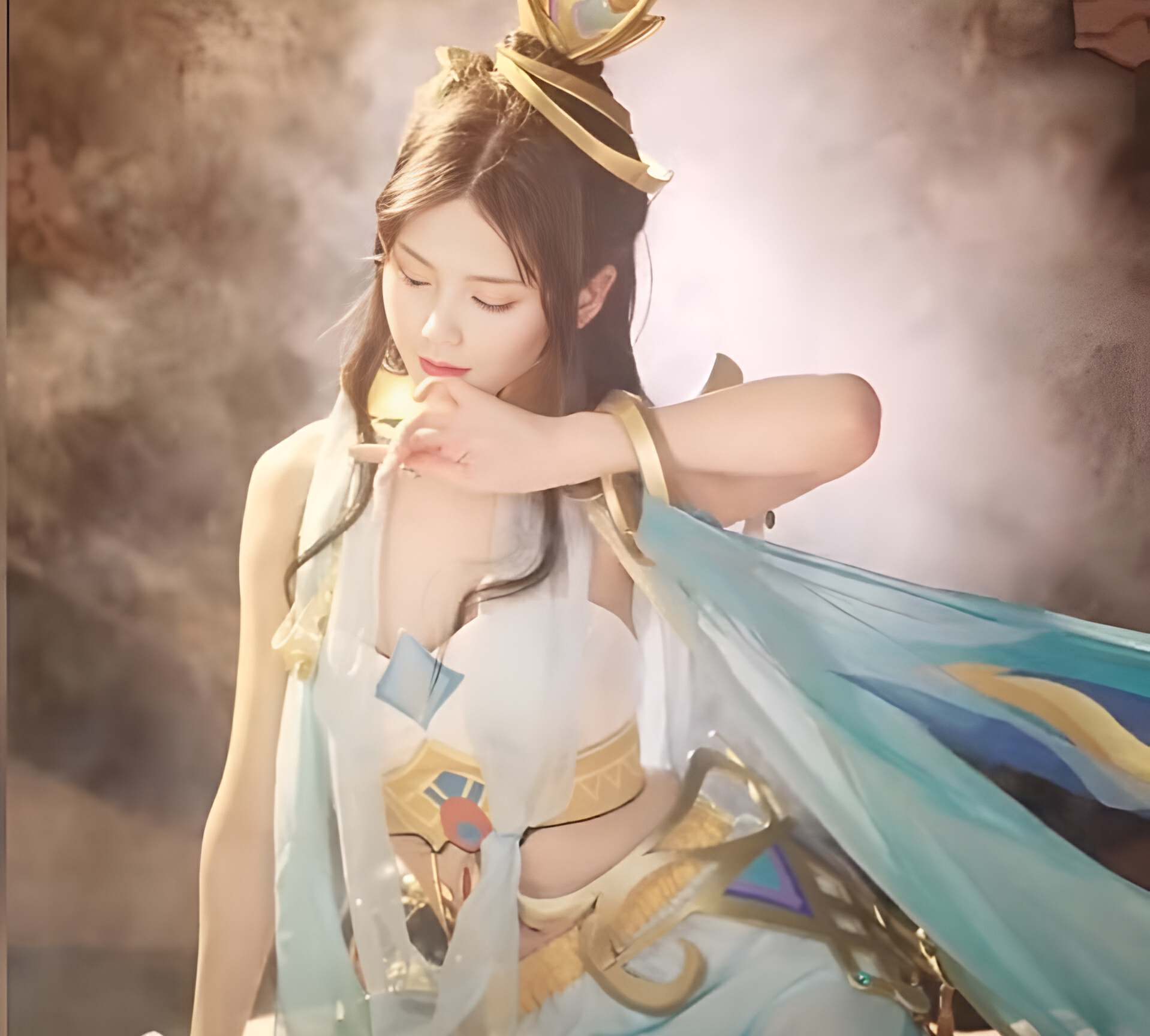 网红cos貂蝉遇见胡璇,身穿舞裙,动作优雅,可以和娜扎媲美了