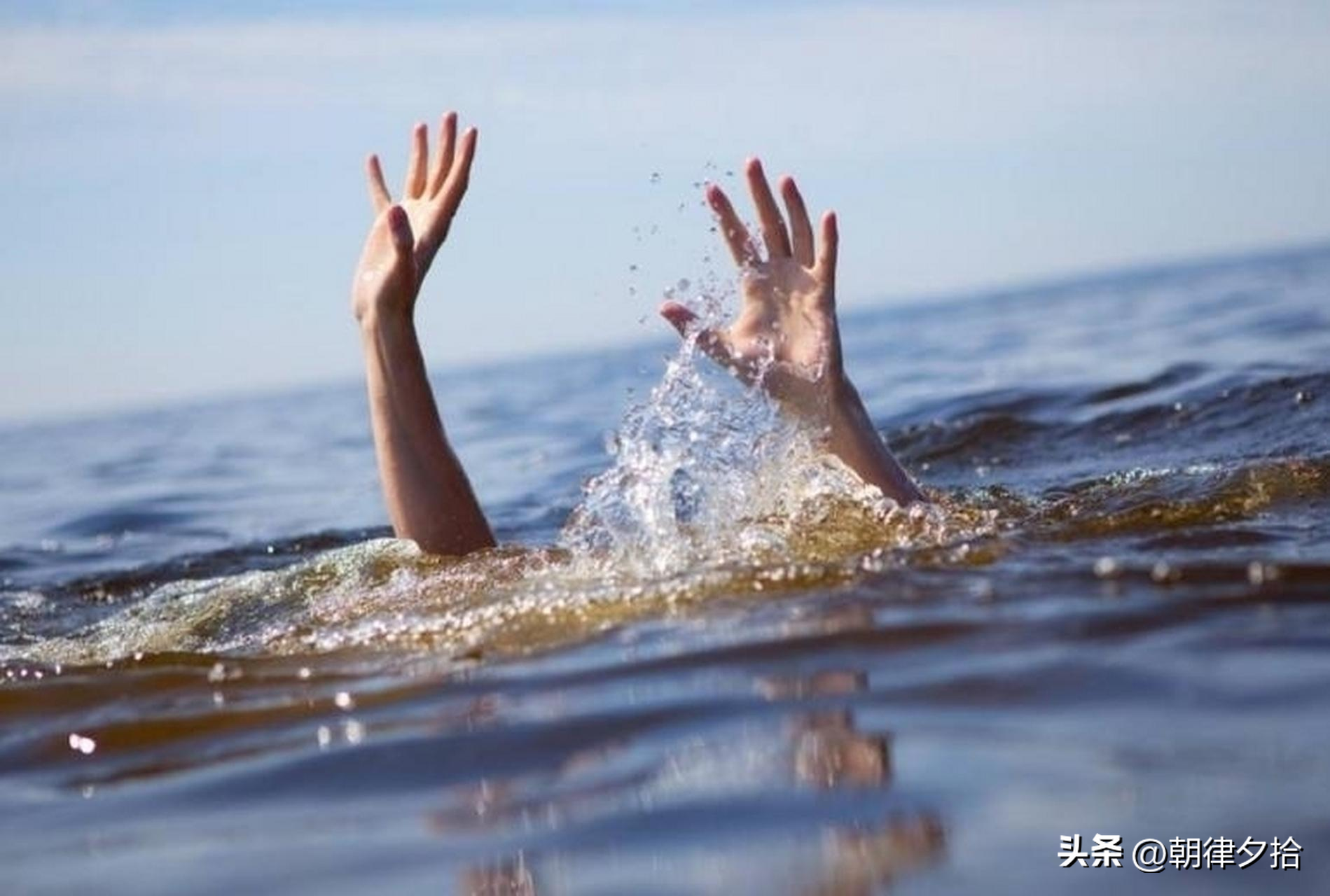 北京,一14岁少年在公园里的小湖中游泳,不慎溺亡