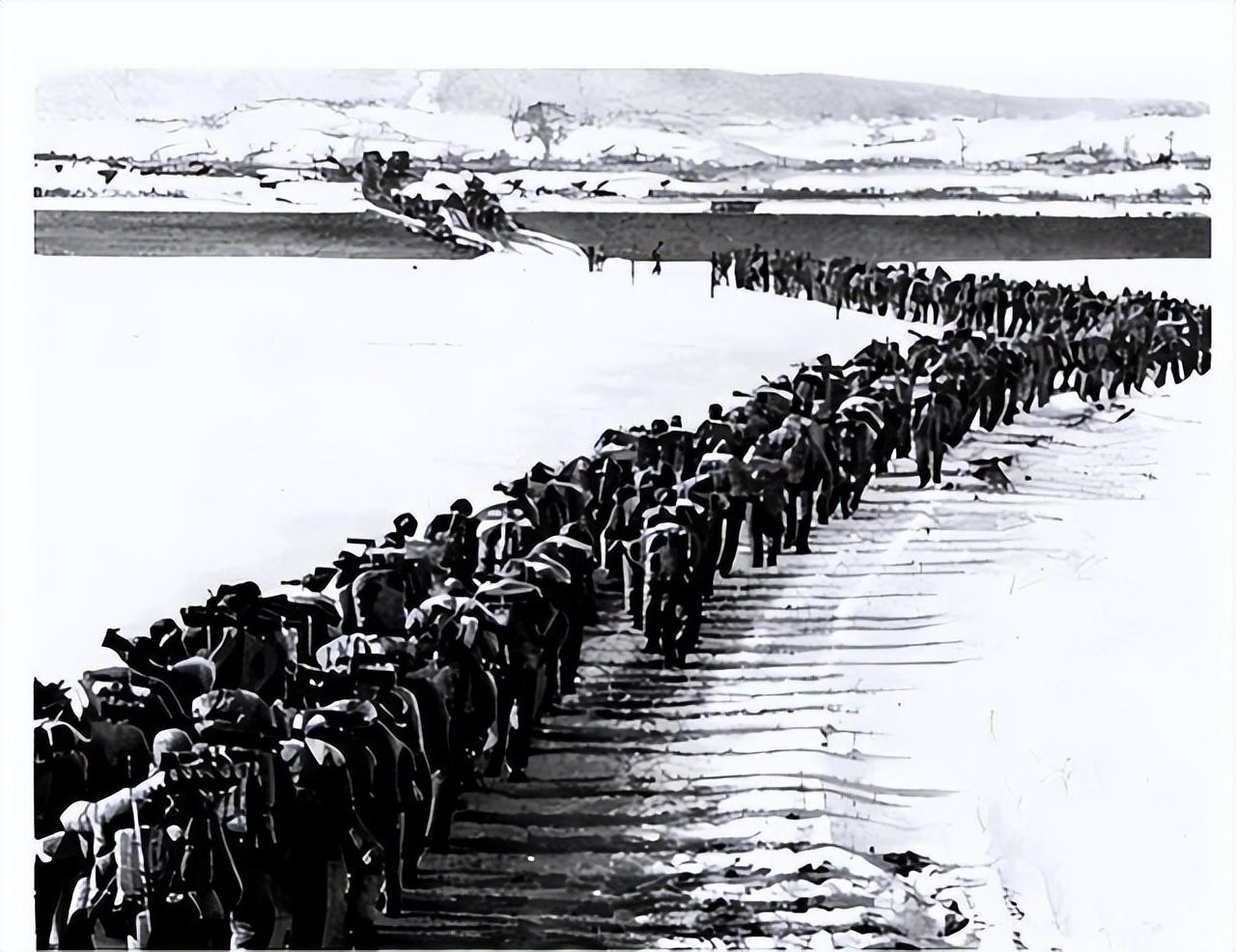 五名中国志愿军女兵在一处山洞内,面对步步紧逼的美军