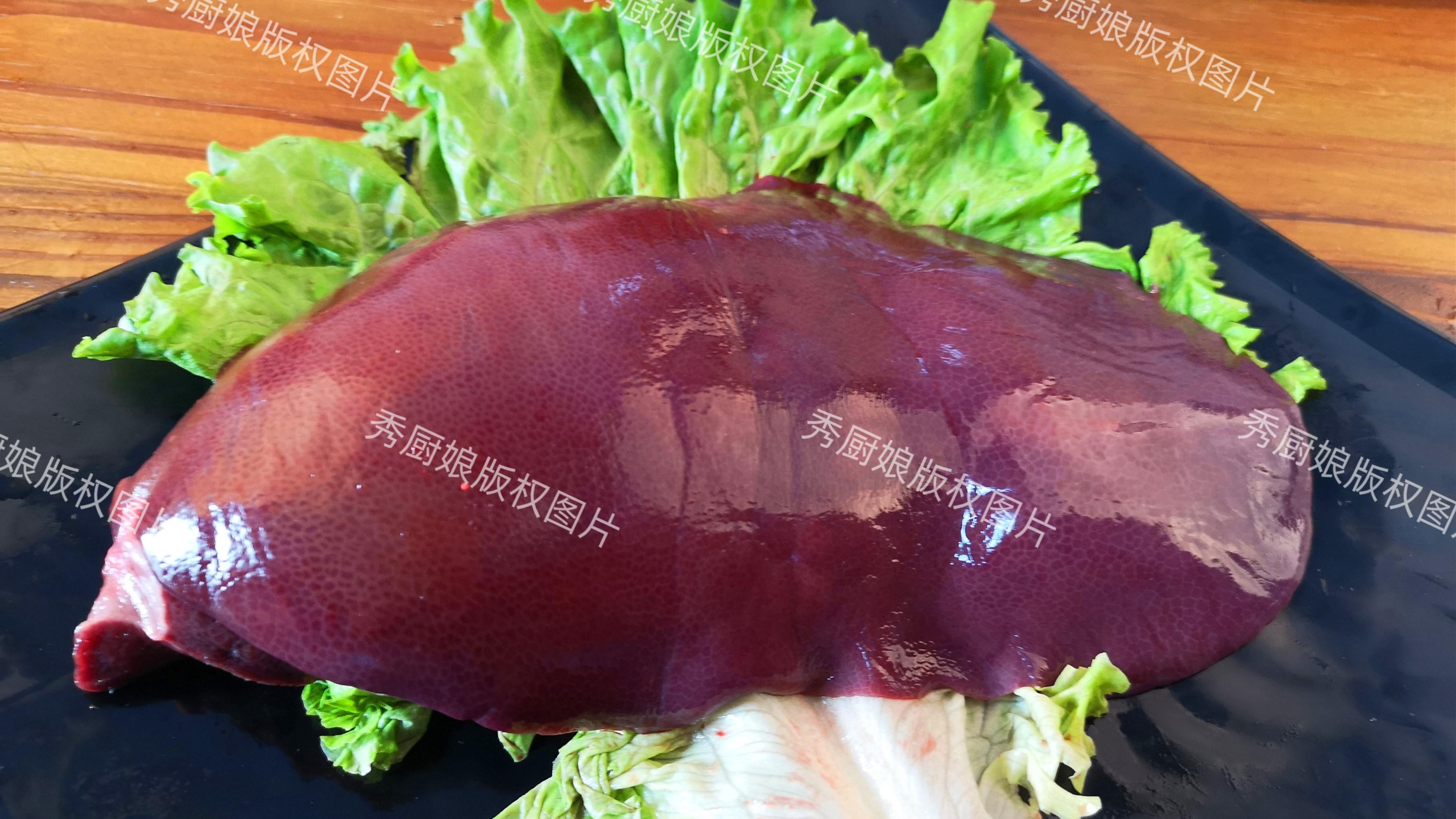 猪肝用清水洗是大错,等于吃"毒素",教你一招,猪肝干净无腥味