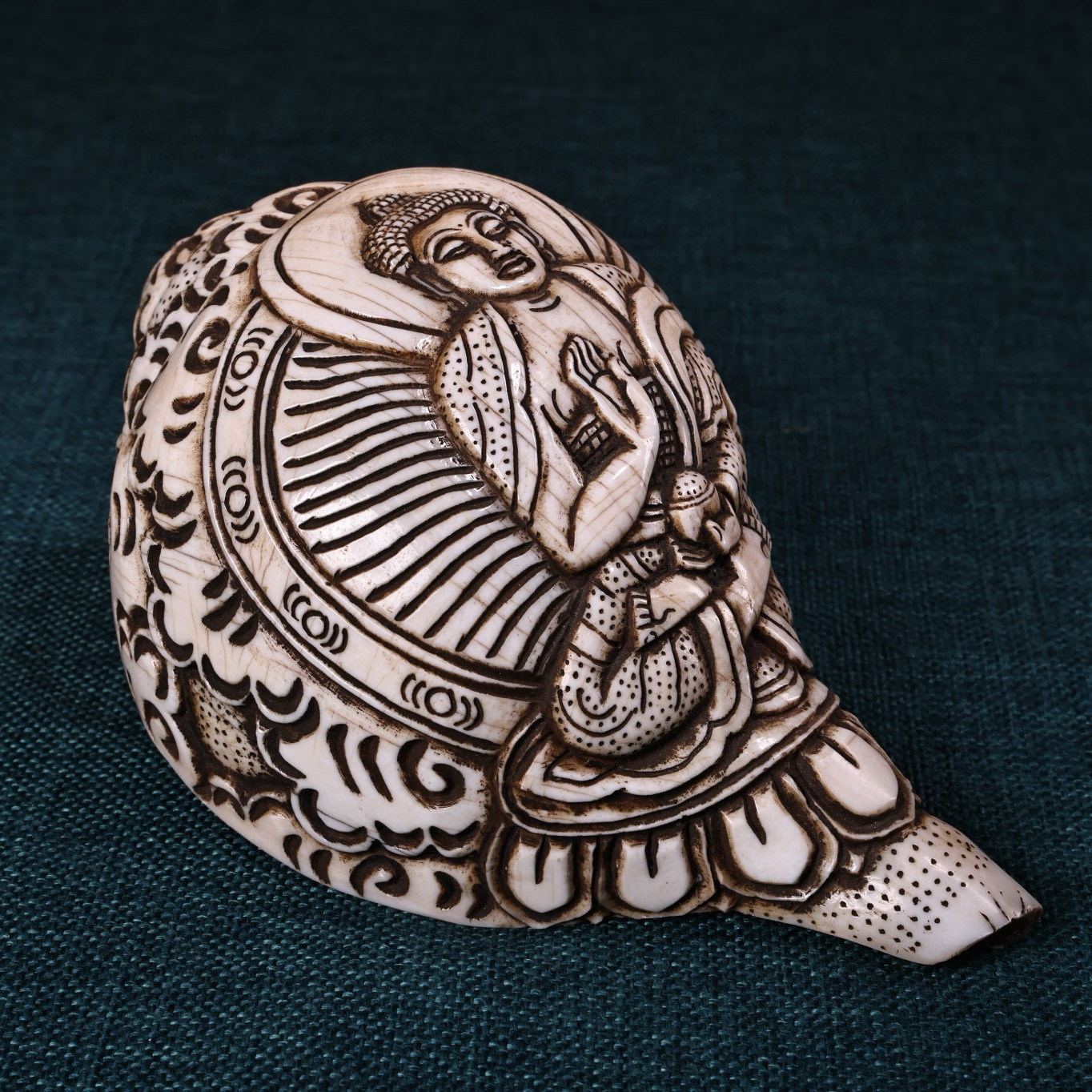 藏传 高浮雕刻《大日如来》右旋 法螺