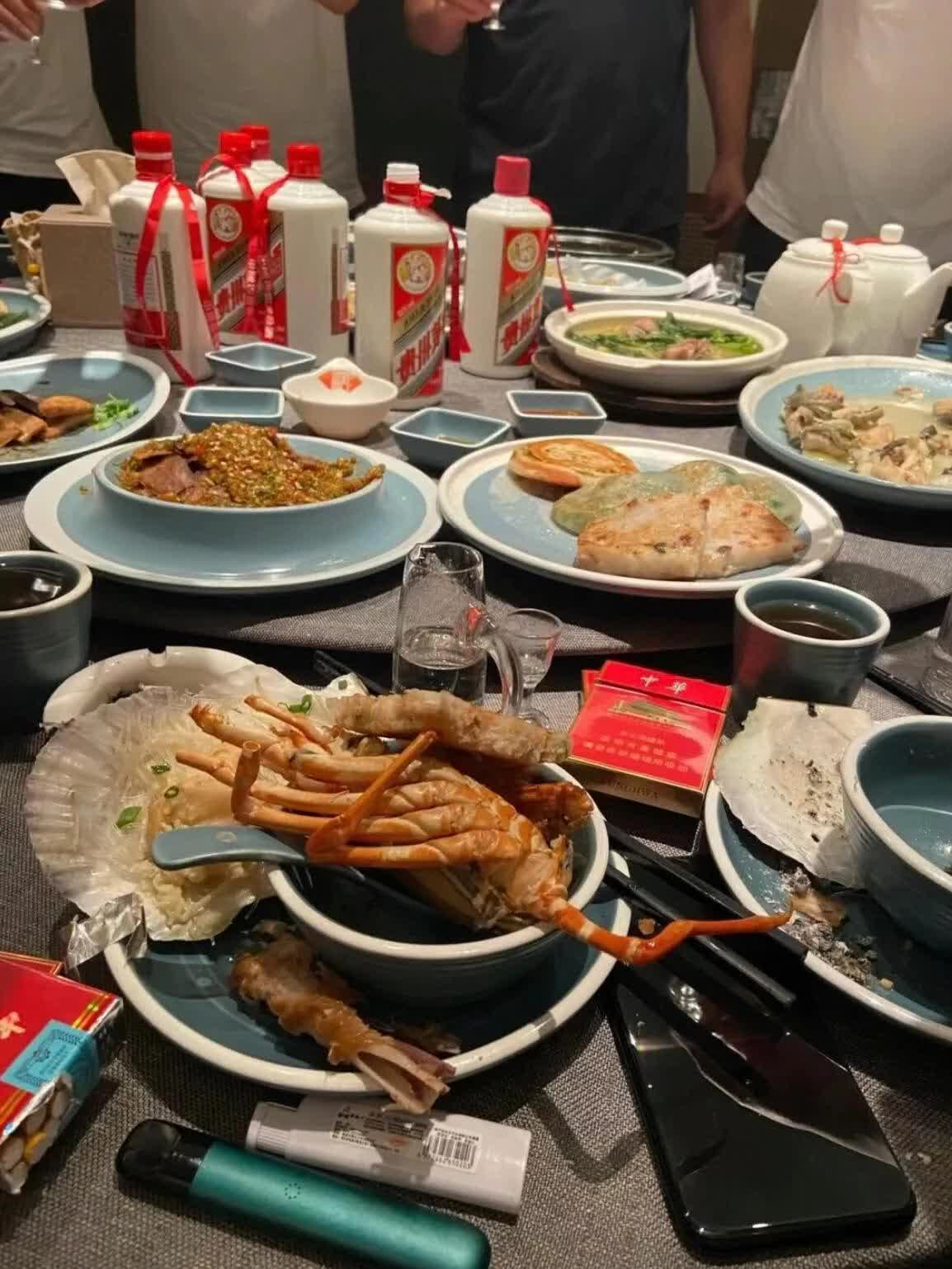 真实吃饭酒桌餐厅照片图片