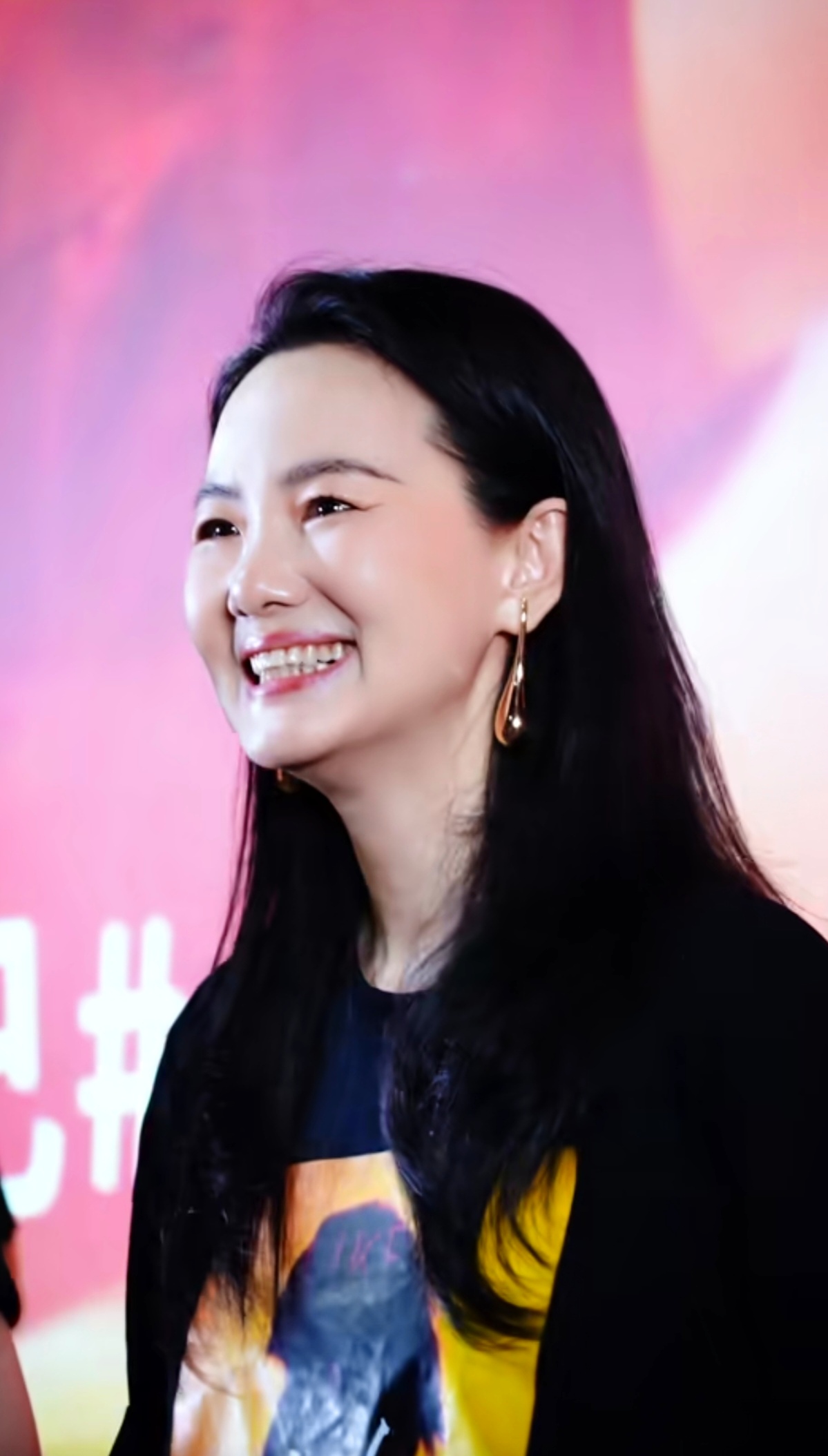 五十四岁的咏梅无修图照,敢无修图,就是因为无需修