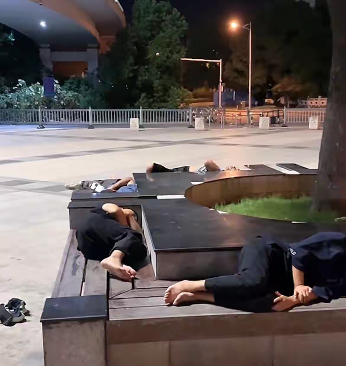 努力奋斗几十年,交了首付, 省吃俭用还房贷, 到头来,一场空.唉!