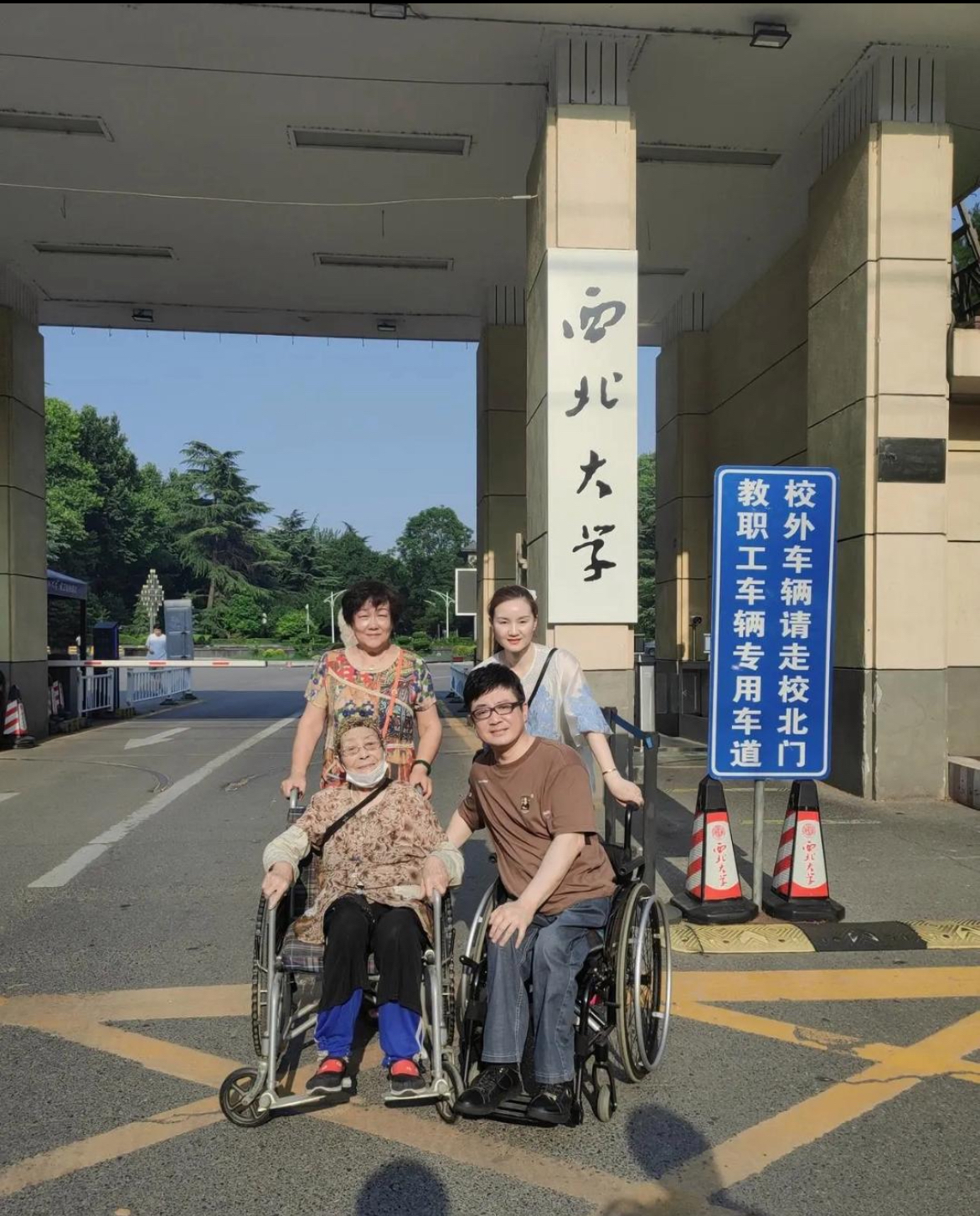 车辆有专用车道,我们一家四口在这专属通道门外合影留念,李琛笑得灿烂