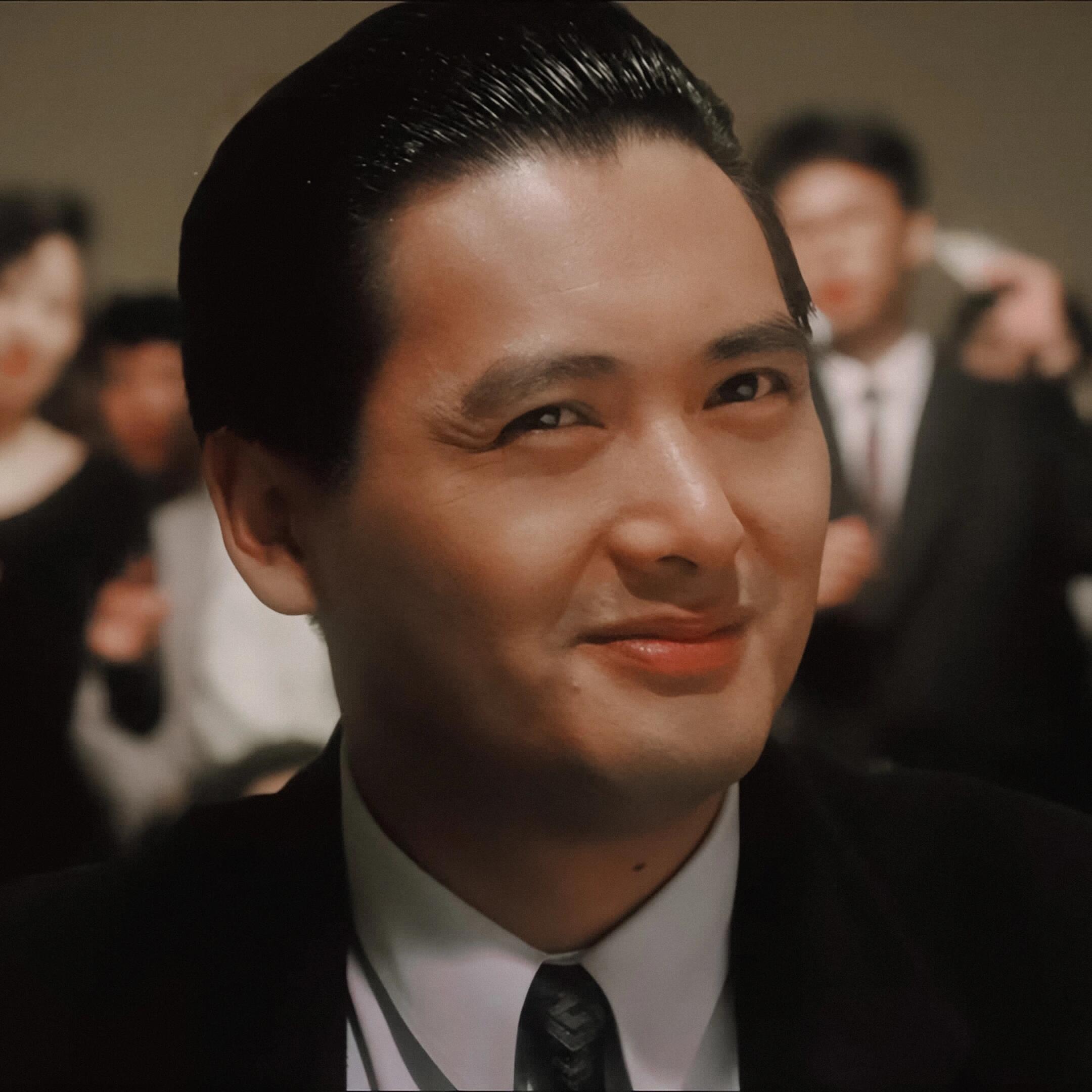 周润发在演艺界一开始崭露头角的过程可以归纳如下: 一,进入演艺圈的